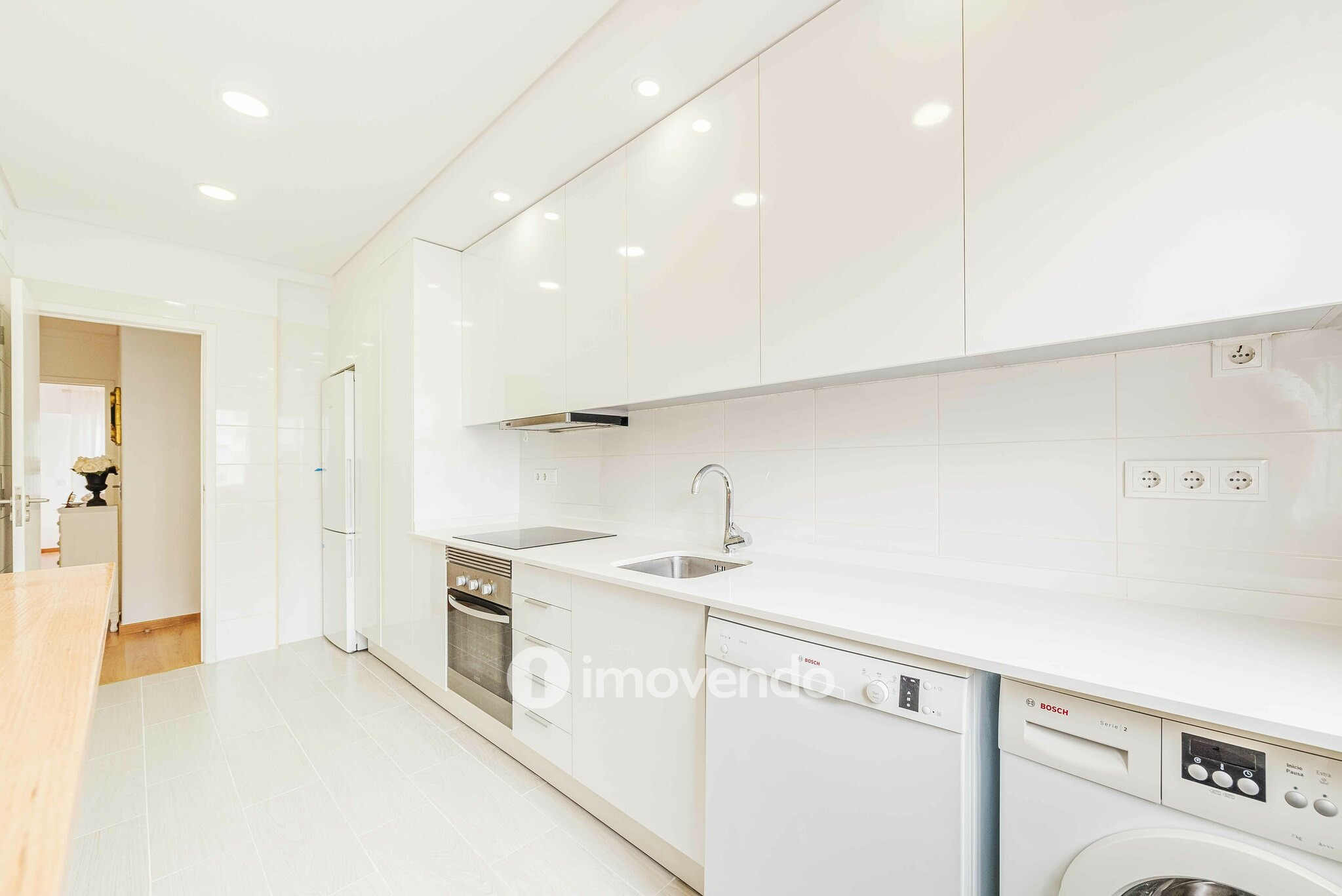 Apartamento T2 remodelado, com cozinha equipada, em Benfica