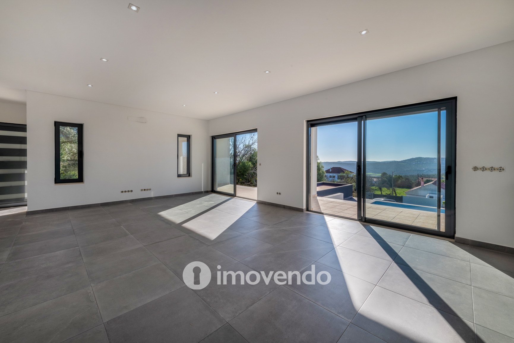 Moradia T3 moderna, com cozinha equipada e piscina, em Benafim