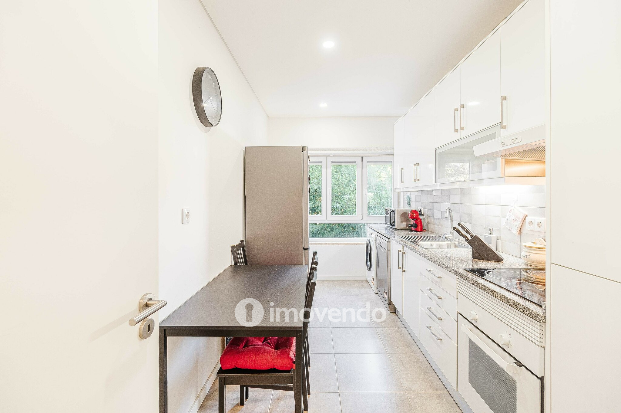 Apartamento T2, com áreas amplas e varanda, na Póvoa de Santa Iria