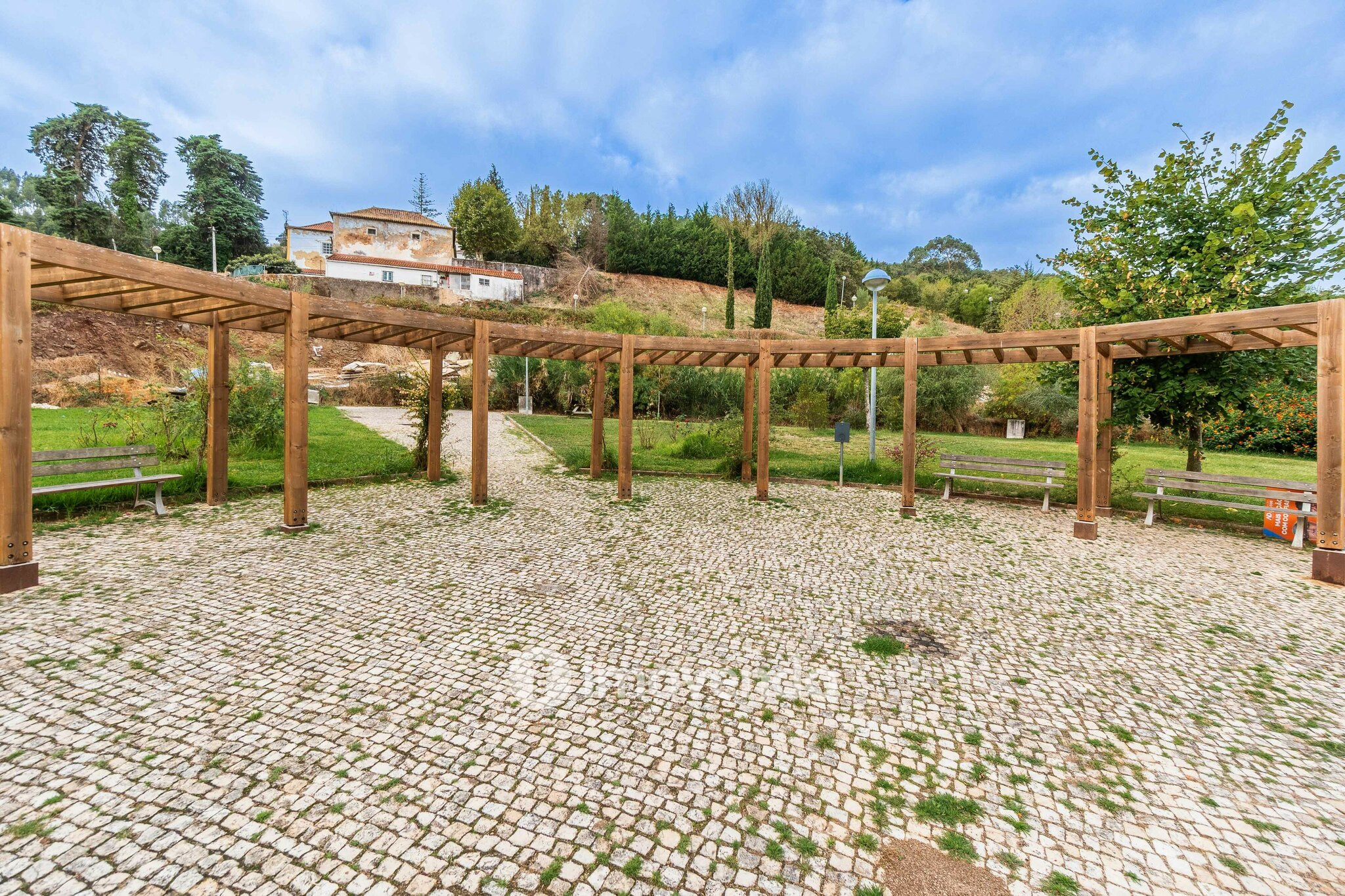 Apartamento T3 Duplex novo, com terraço e garagem, em Loures