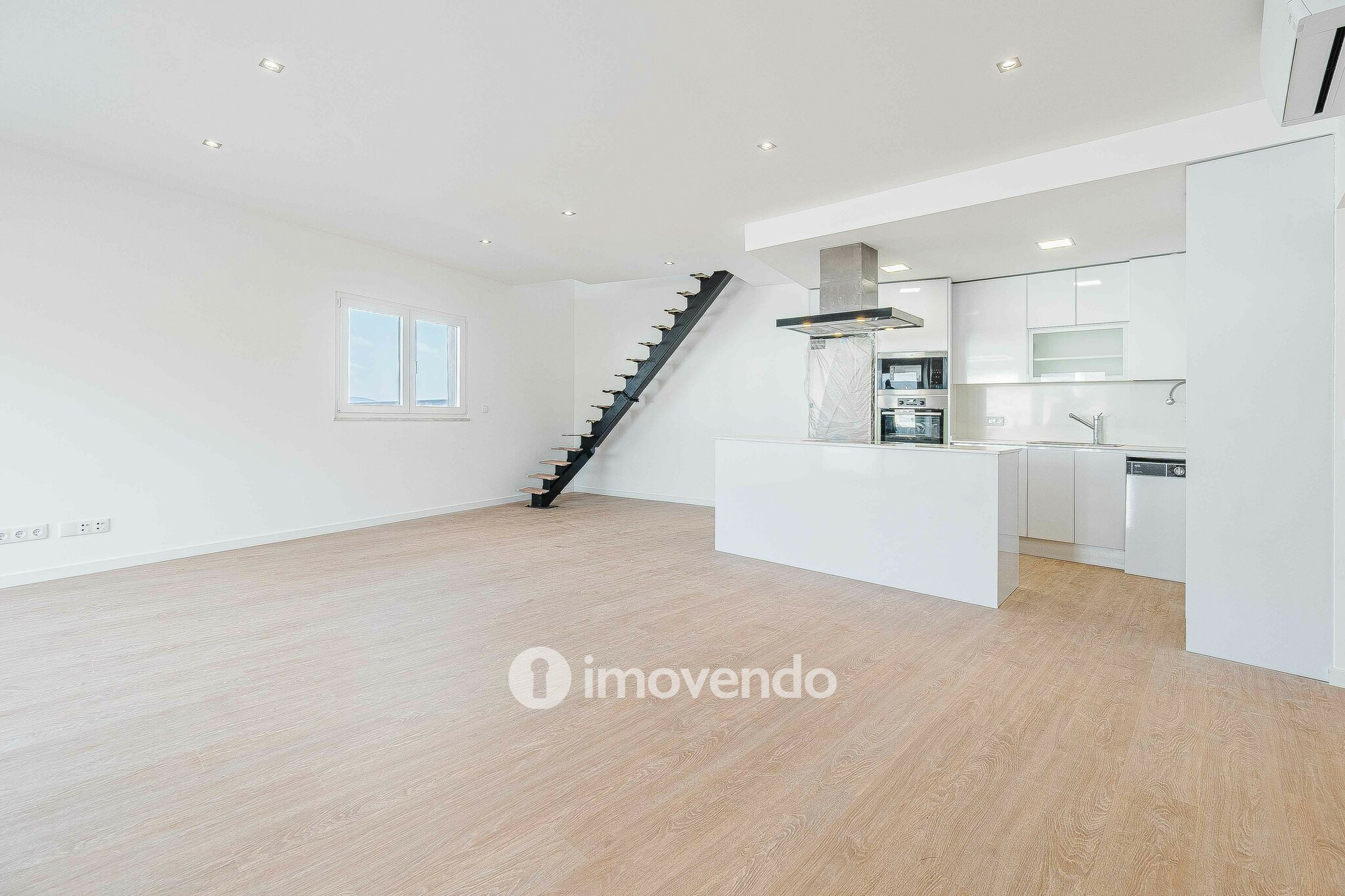 Apartamento T3 Duplex novo, com terraço e garagem, em Loures