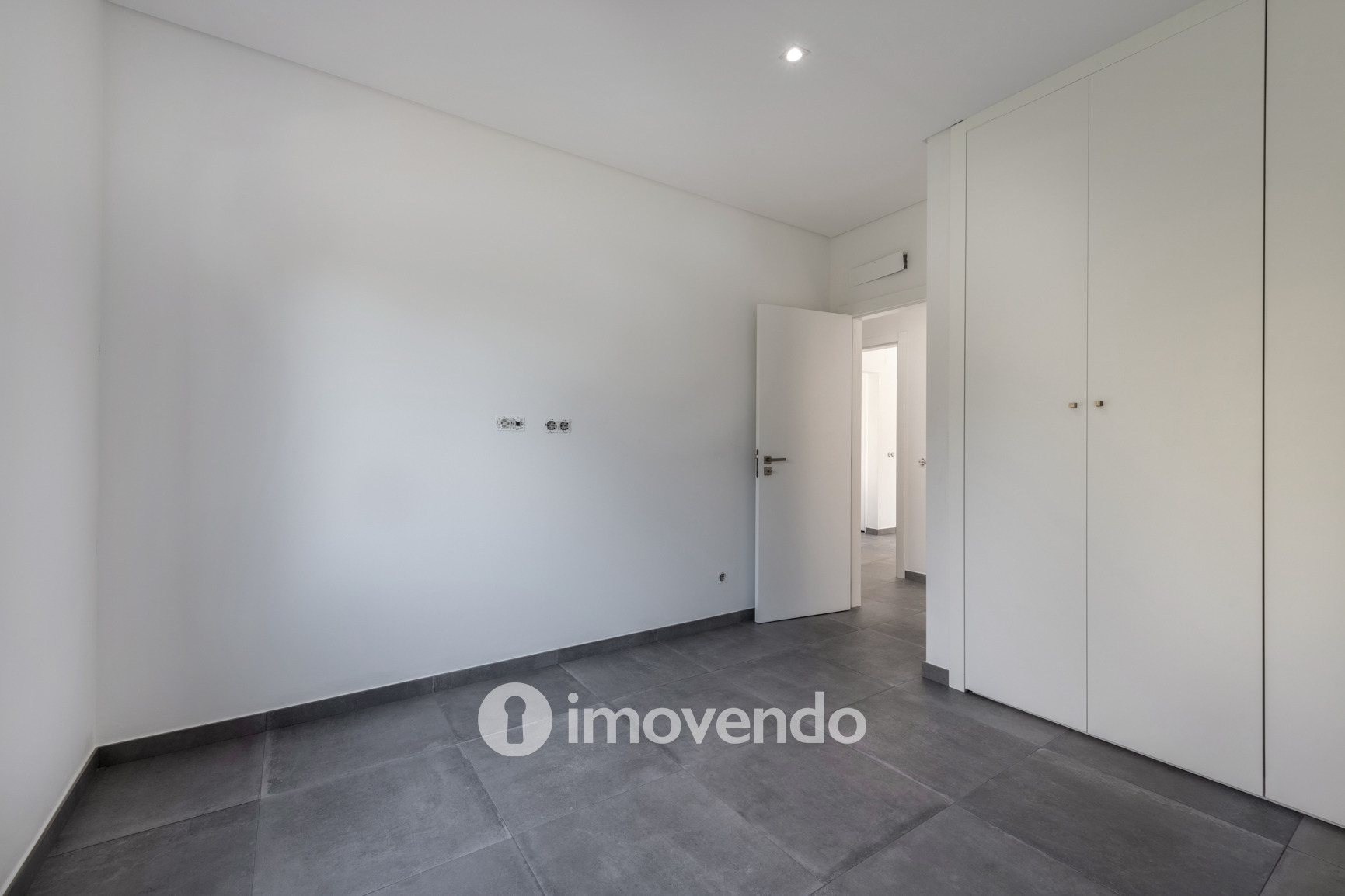 Moradia T3 moderna, com cozinha equipada e piscina, em Benafim