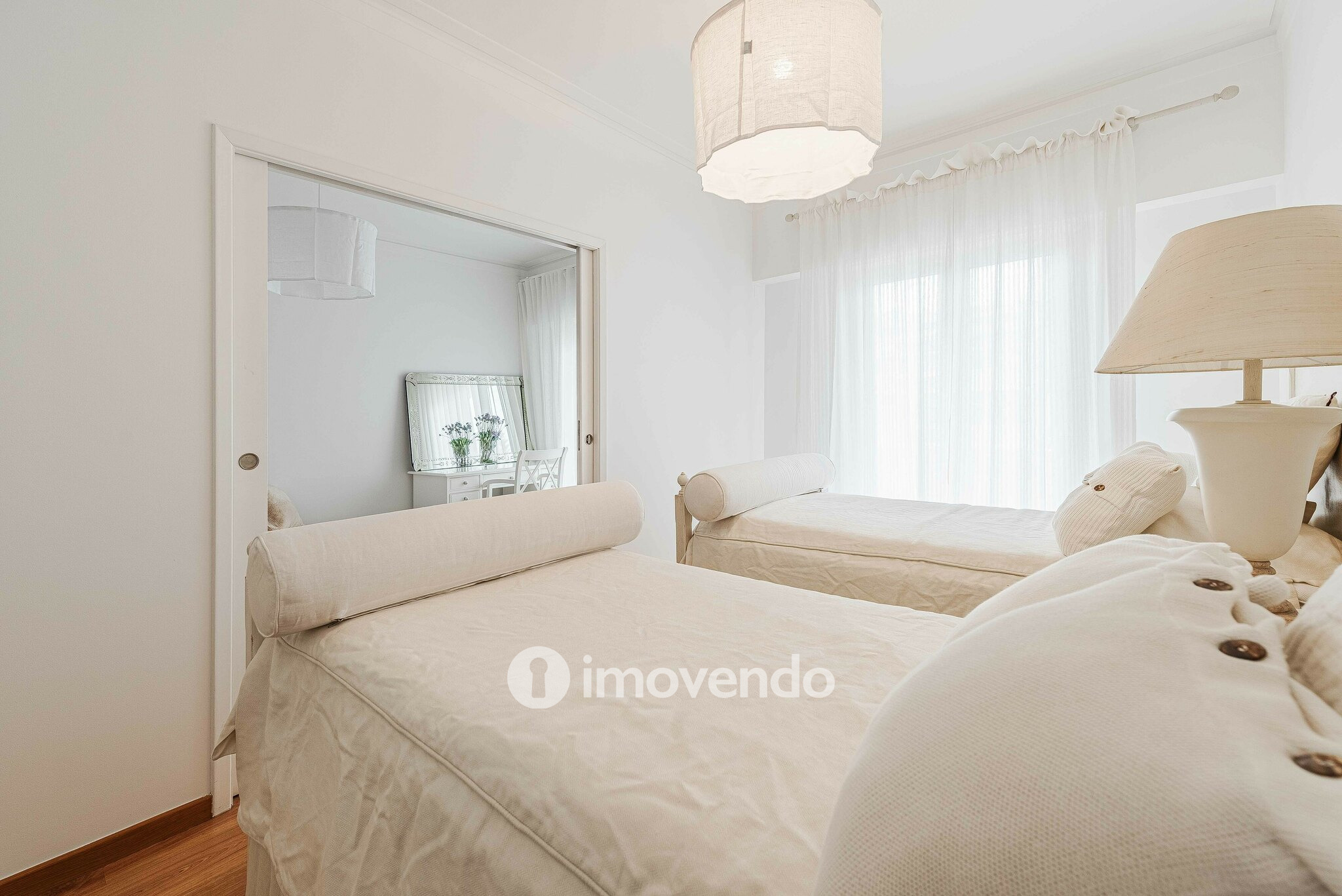 Apartamento T2 remodelado, com cozinha equipada, em Benfica