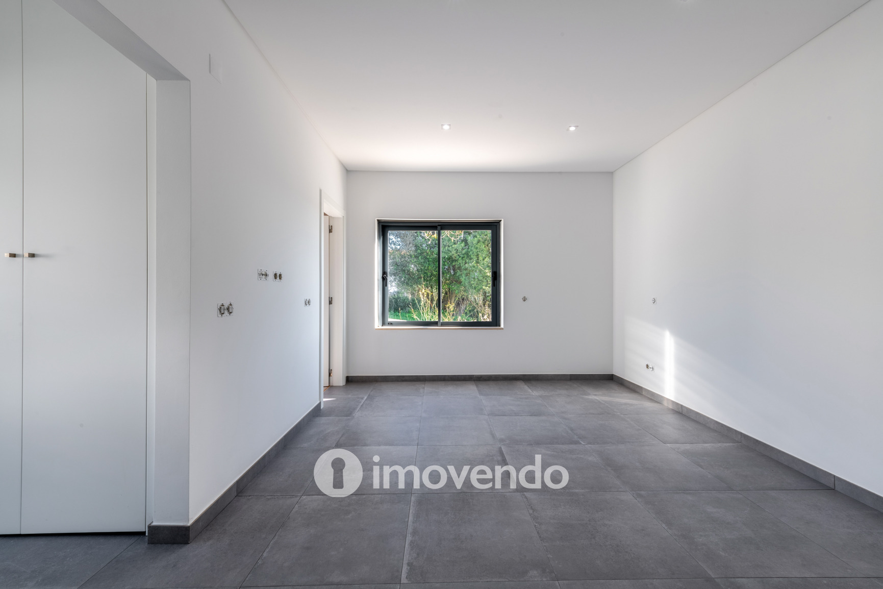 Moradia T3 moderna, com cozinha equipada e piscina, em Benafim