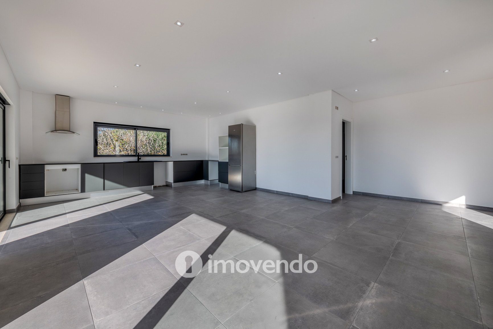 Moradia T3 moderna, com cozinha equipada e piscina, em Benafim