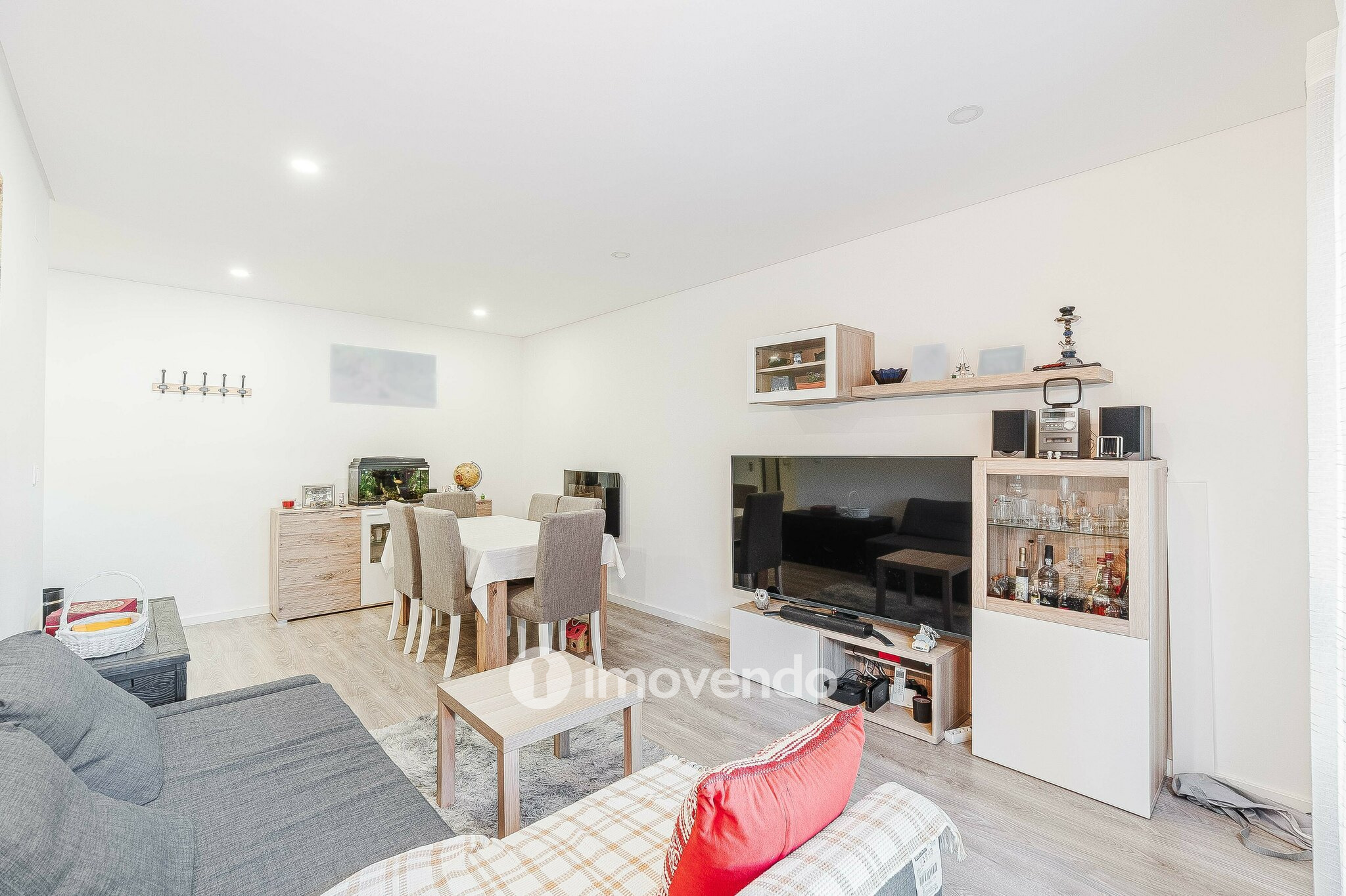 Apartamento T2, com áreas amplas e varanda, na Póvoa de Santa Iria