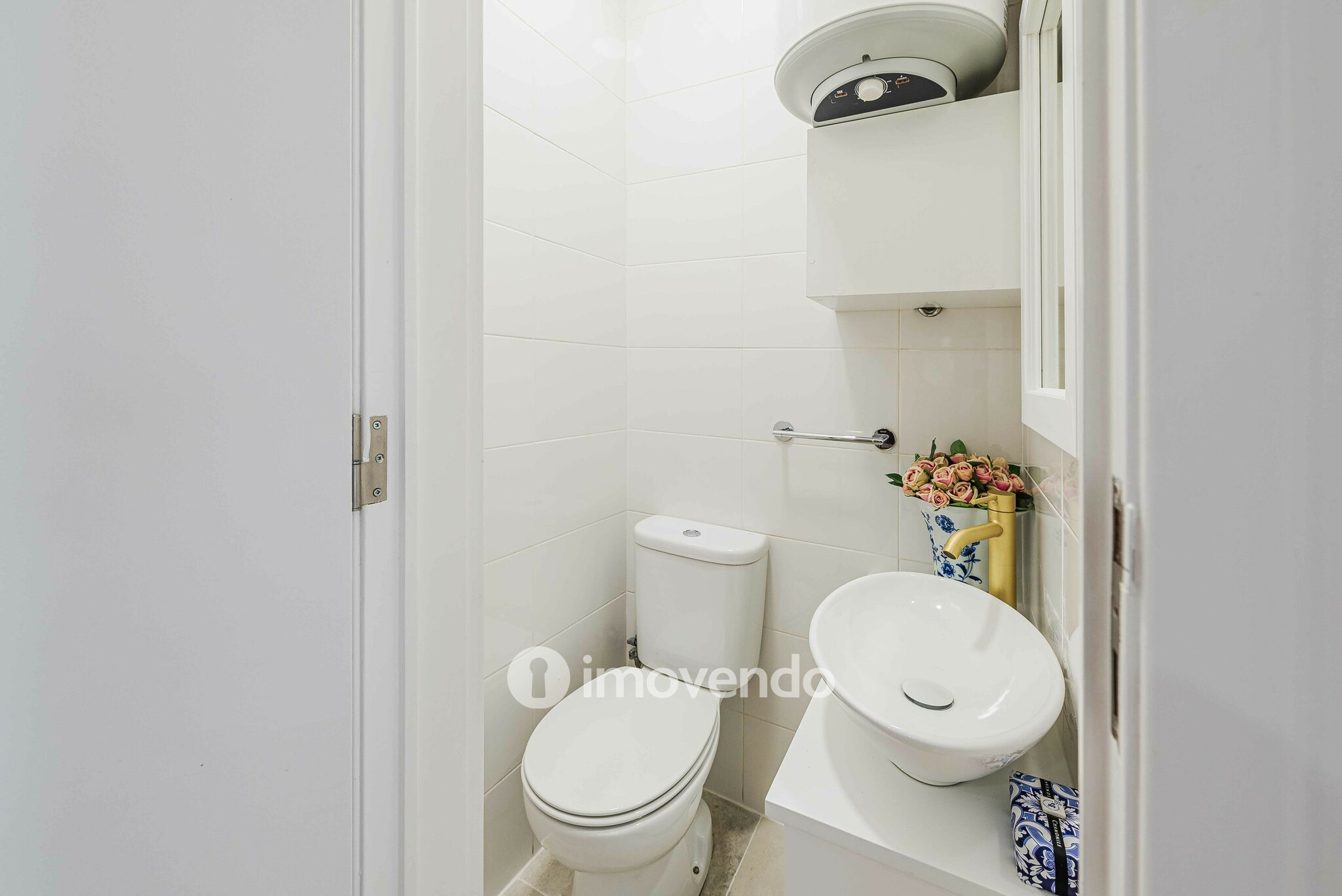 Apartamento T2 remodelado, com cozinha equipada, em Benfica