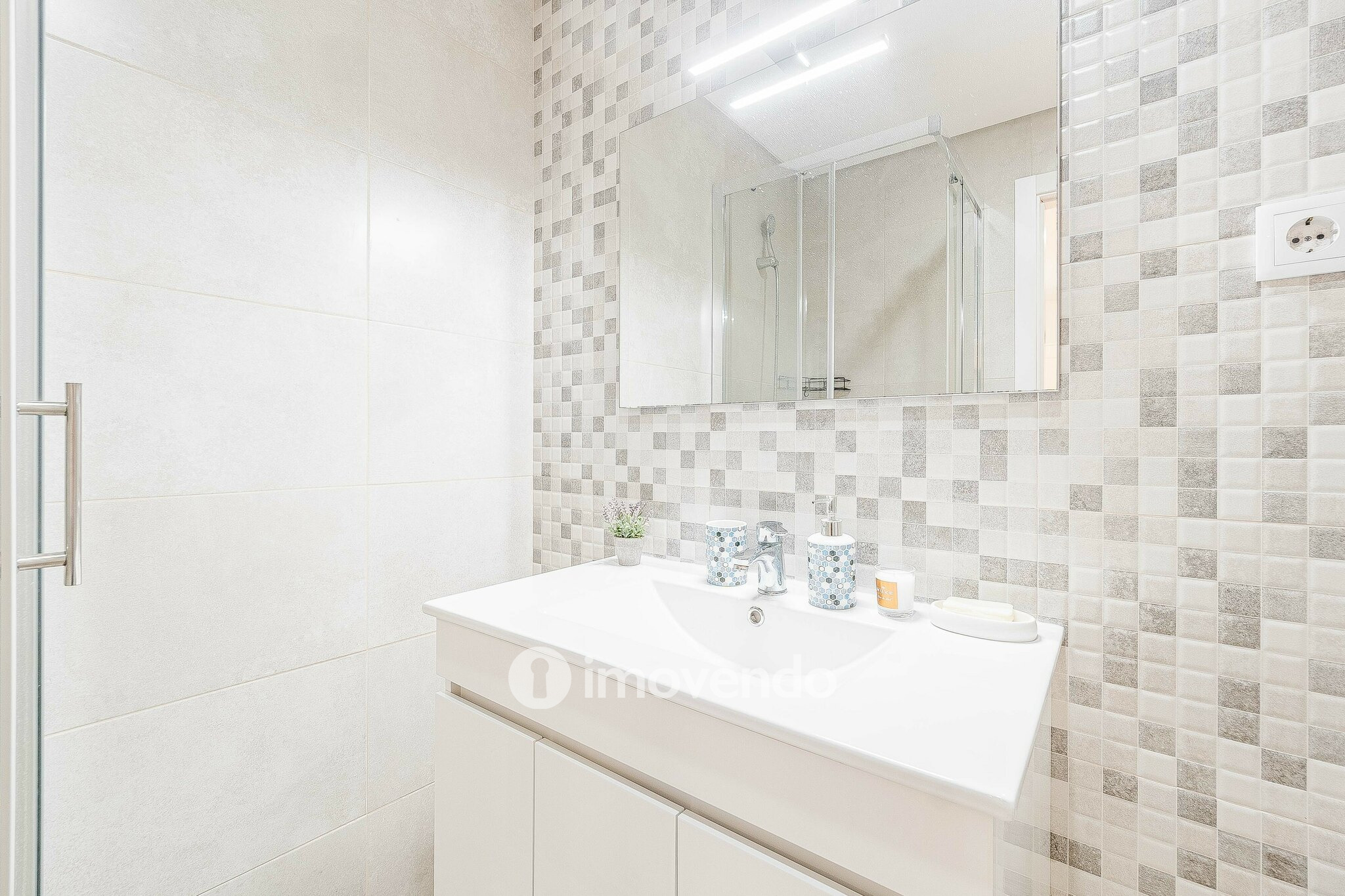 Apartamento T2, com áreas amplas e varanda, na Póvoa de Santa Iria