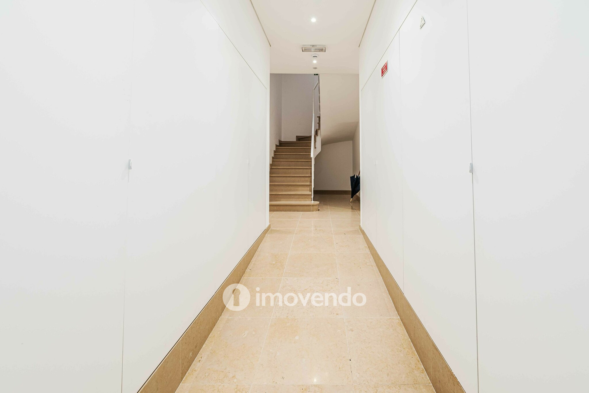 Apartamento T1 novo, com estacionamento, no Condomínio Bouga Nville