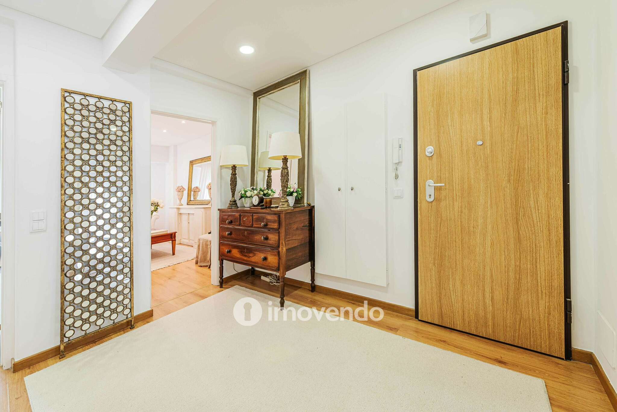 Apartamento T2 remodelado, com cozinha equipada, em Benfica