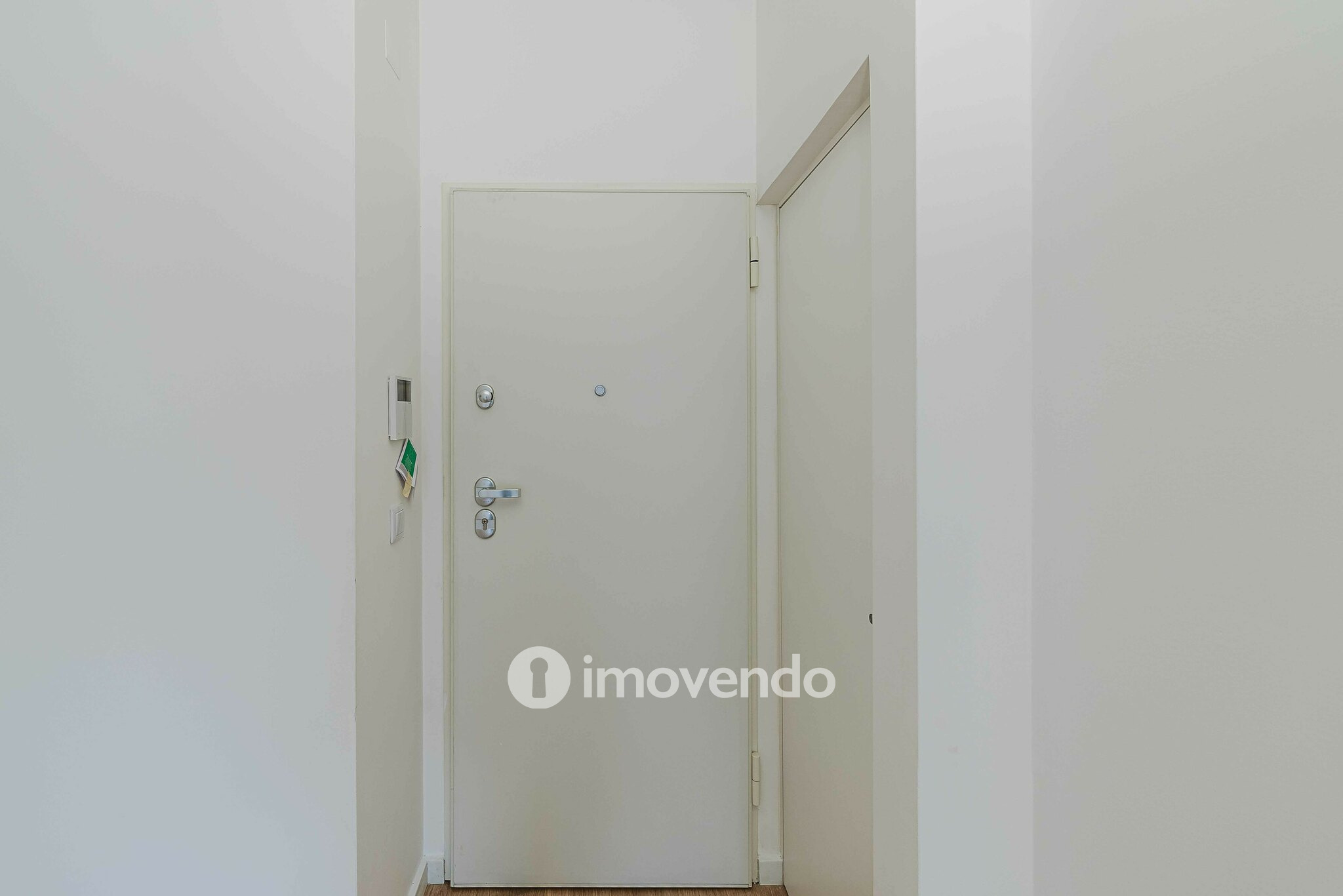 Apartamento T1 novo, com estacionamento, no Condomínio Bouga Nville