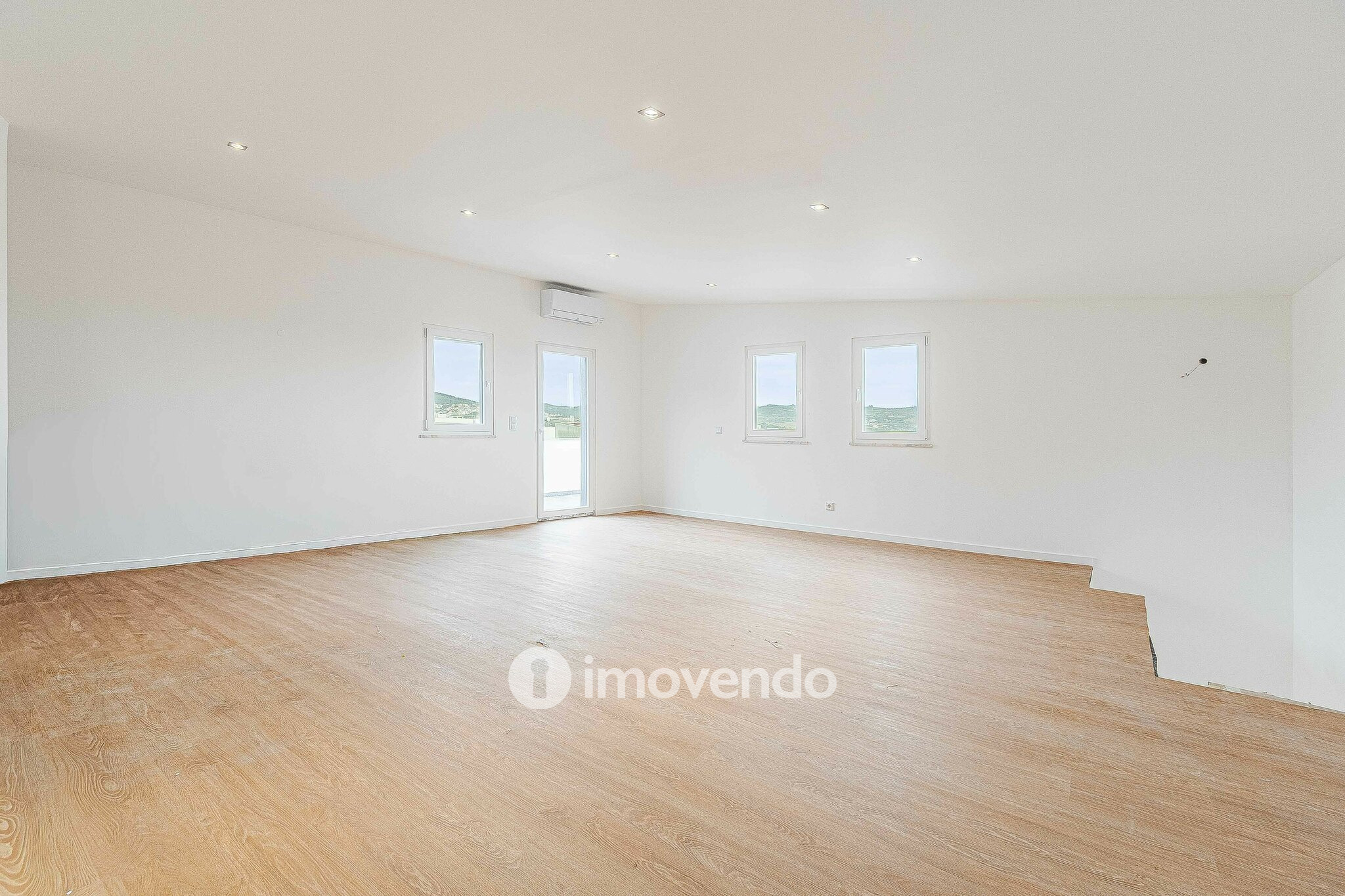 Apartamento T3 Duplex novo, com terraço e garagem, em Loures