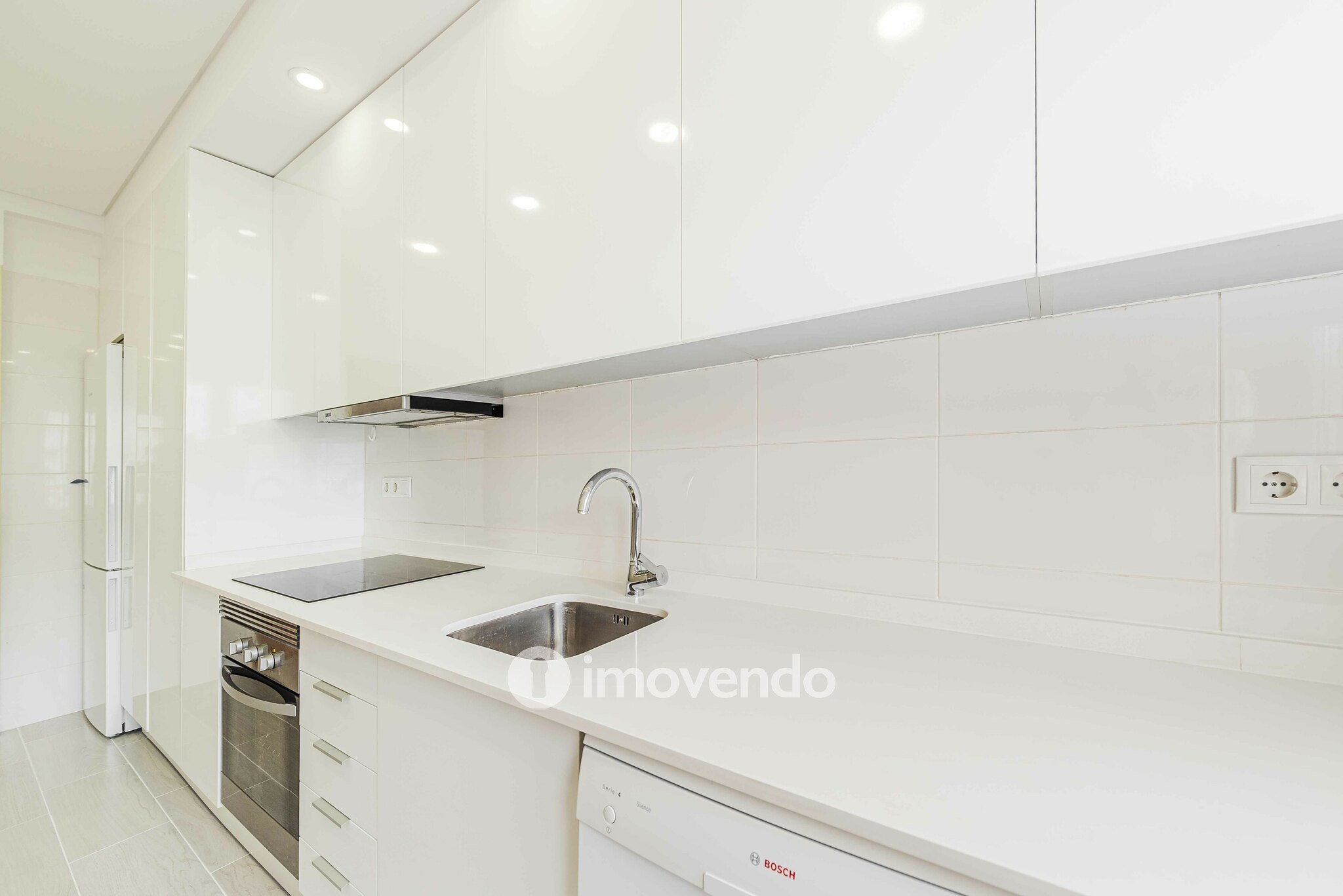 Apartamento T2 remodelado, com cozinha equipada, em Benfica