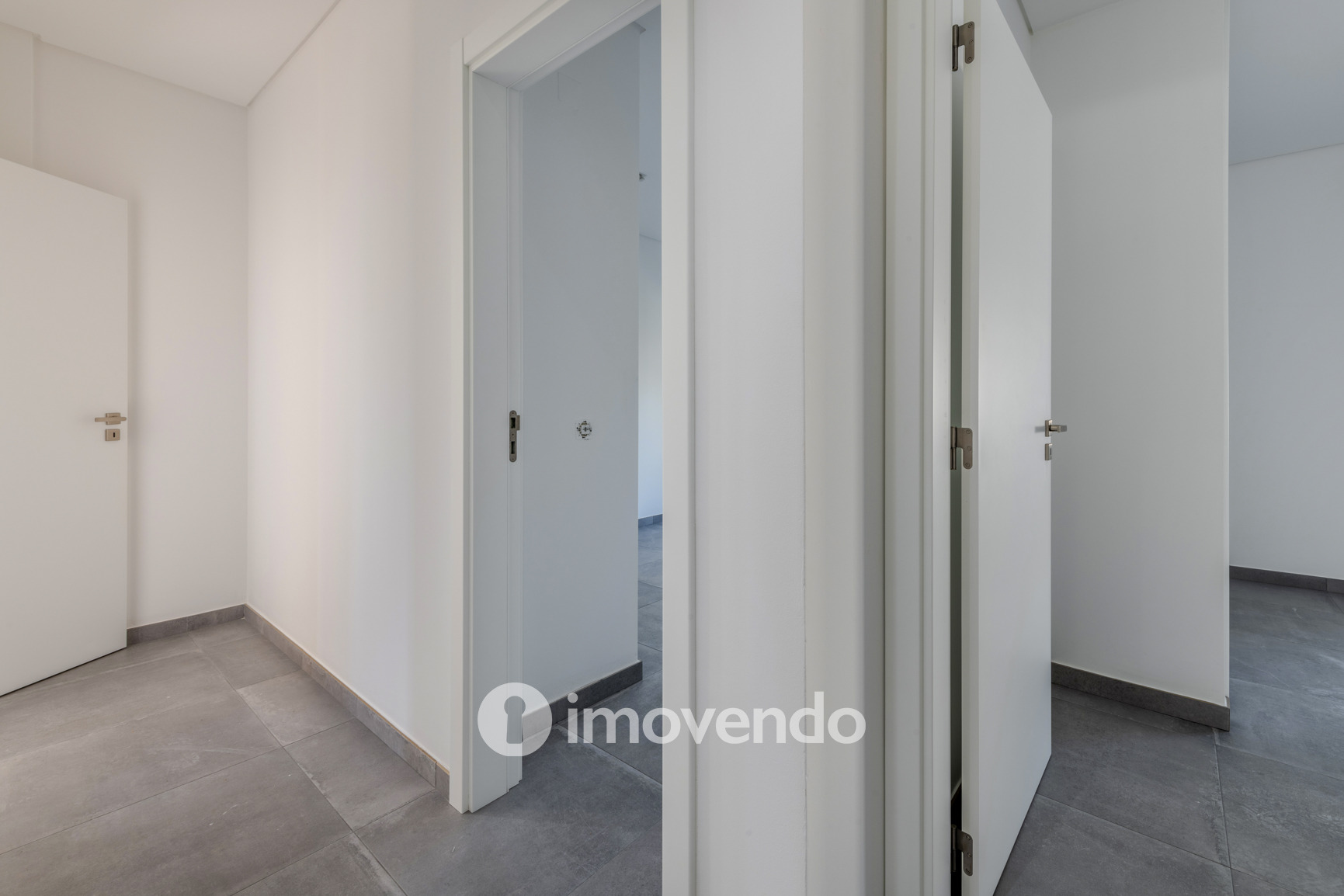 Moradia T3 moderna, com cozinha equipada e piscina, em Benafim