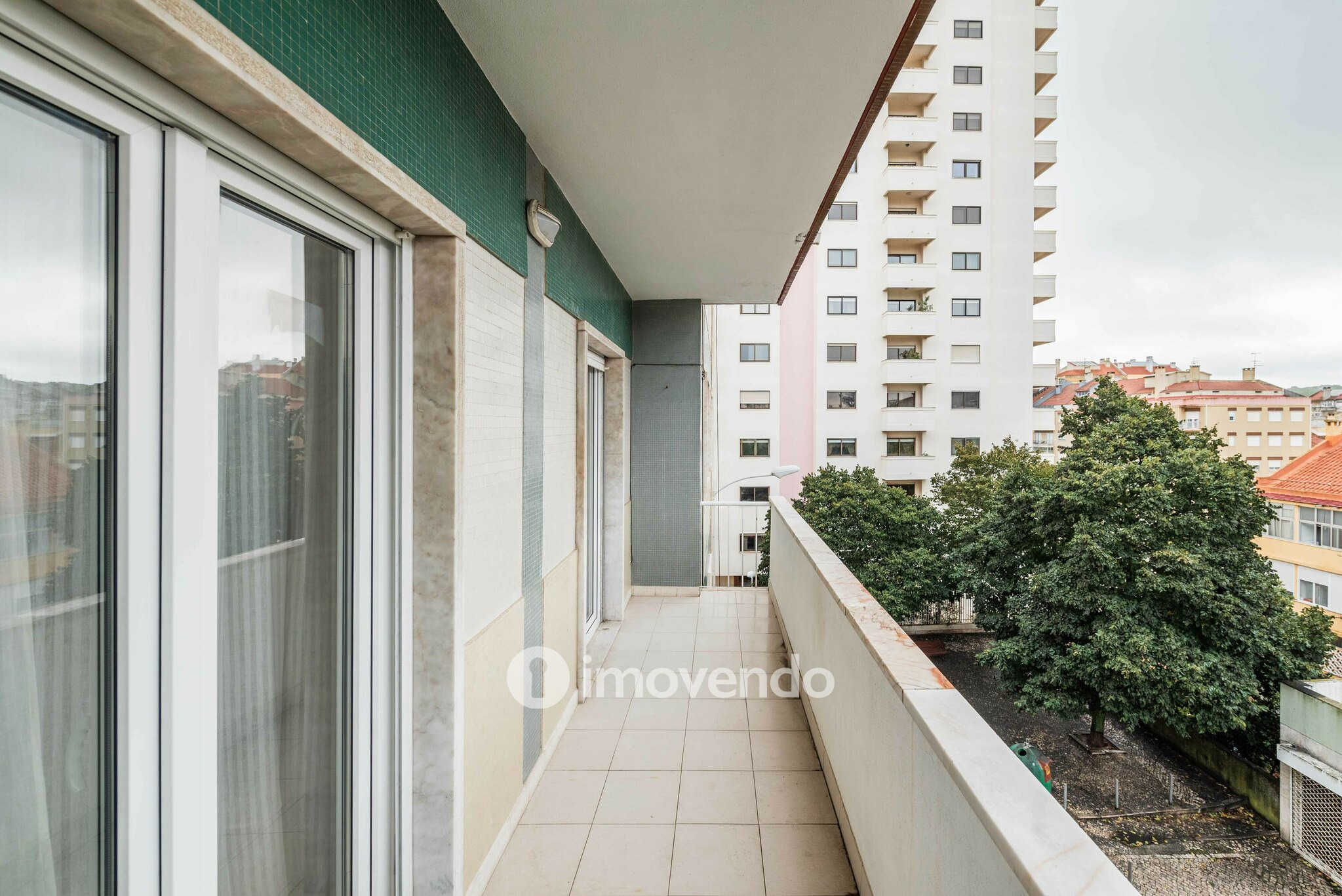 Apartamento T2 remodelado, com cozinha equipada, em Benfica