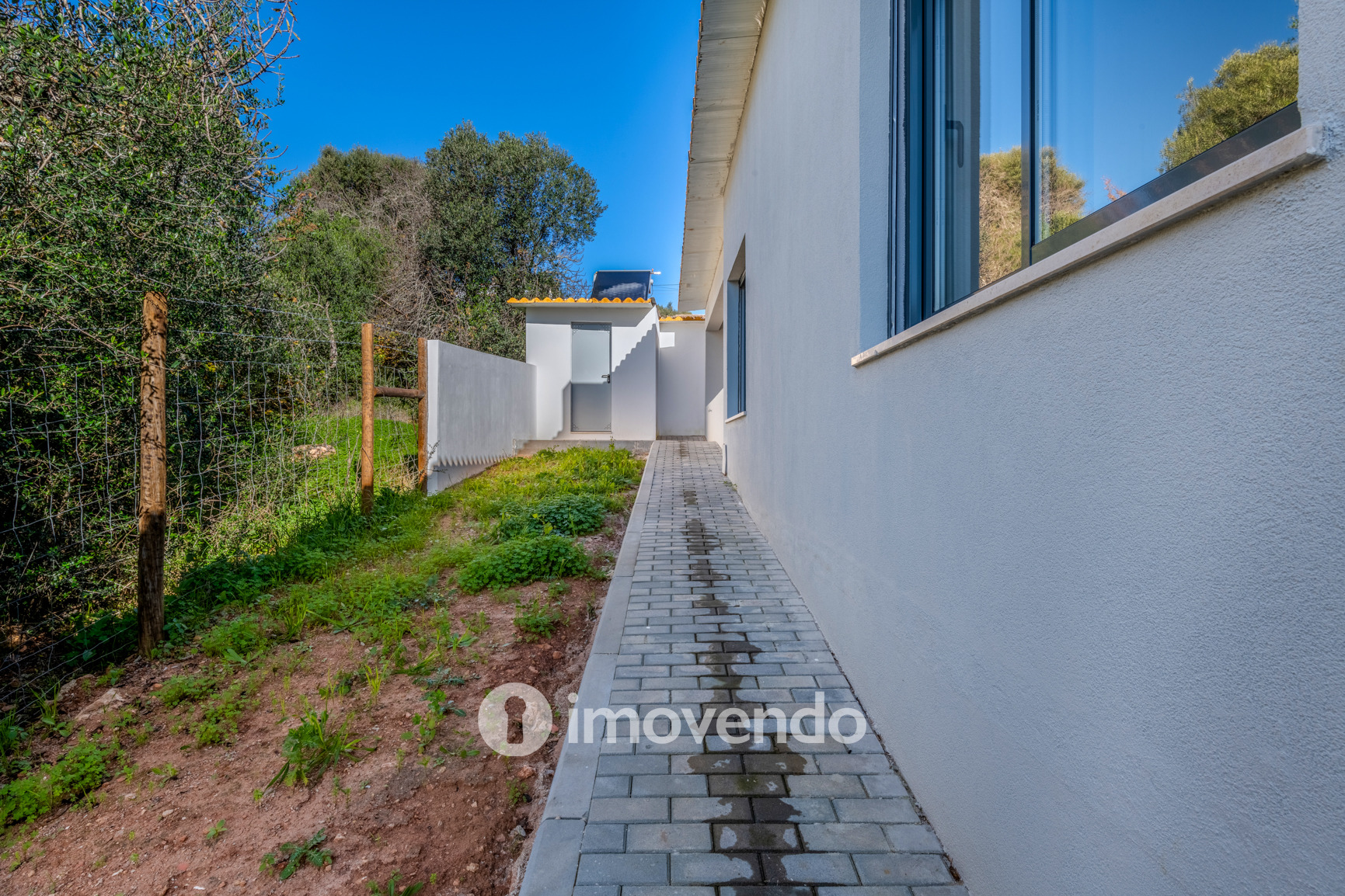 Moradia T3 moderna, com cozinha equipada e piscina, em Benafim