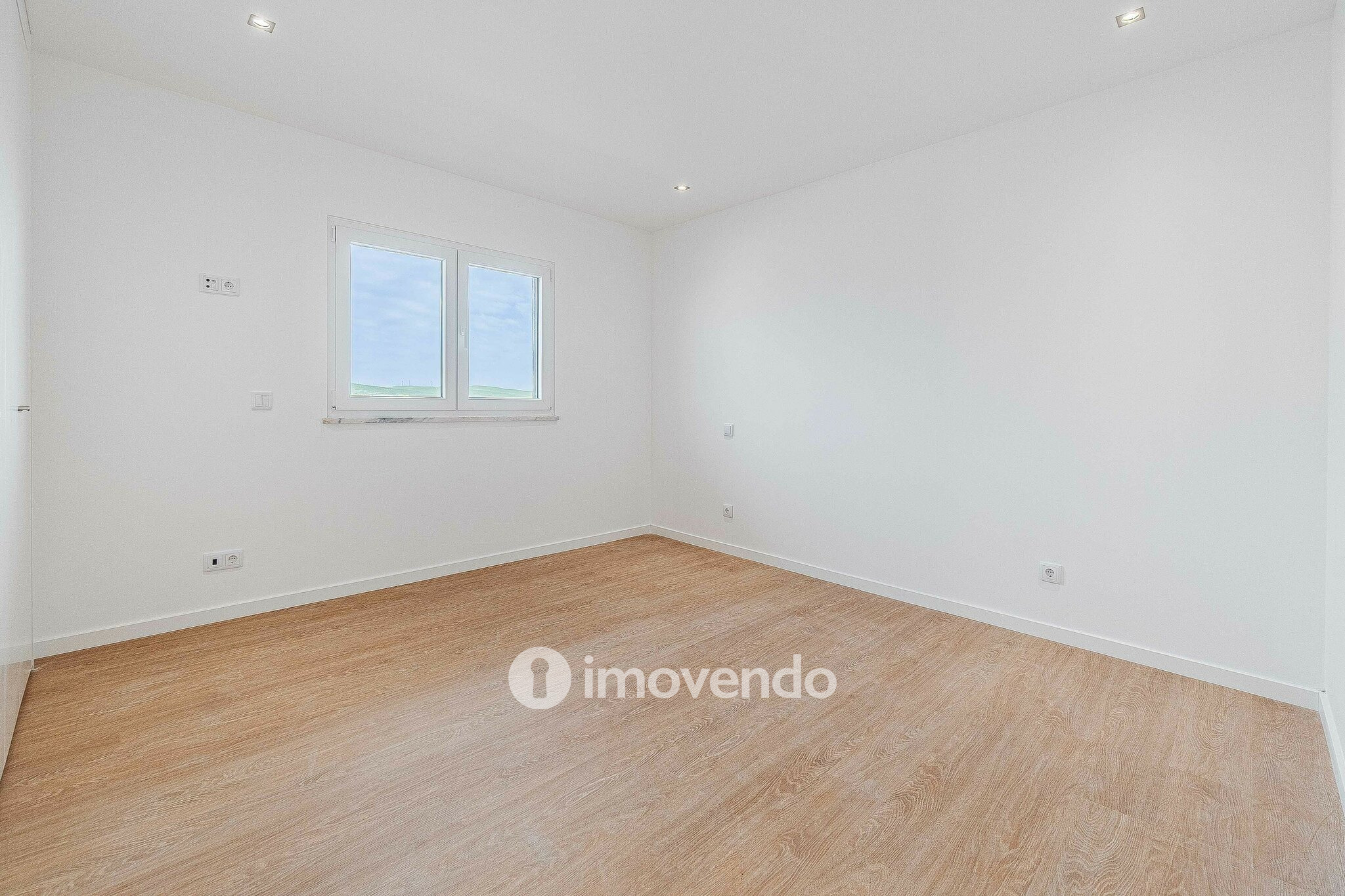 Apartamento T3 Duplex novo, com terraço e garagem, em Loures