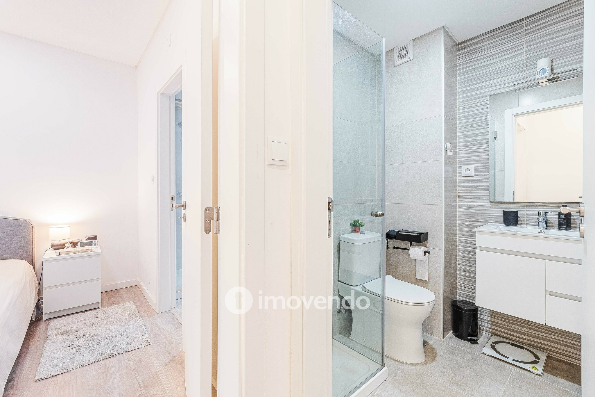 Apartamento T2, com áreas amplas e varanda, na Póvoa de Santa Iria