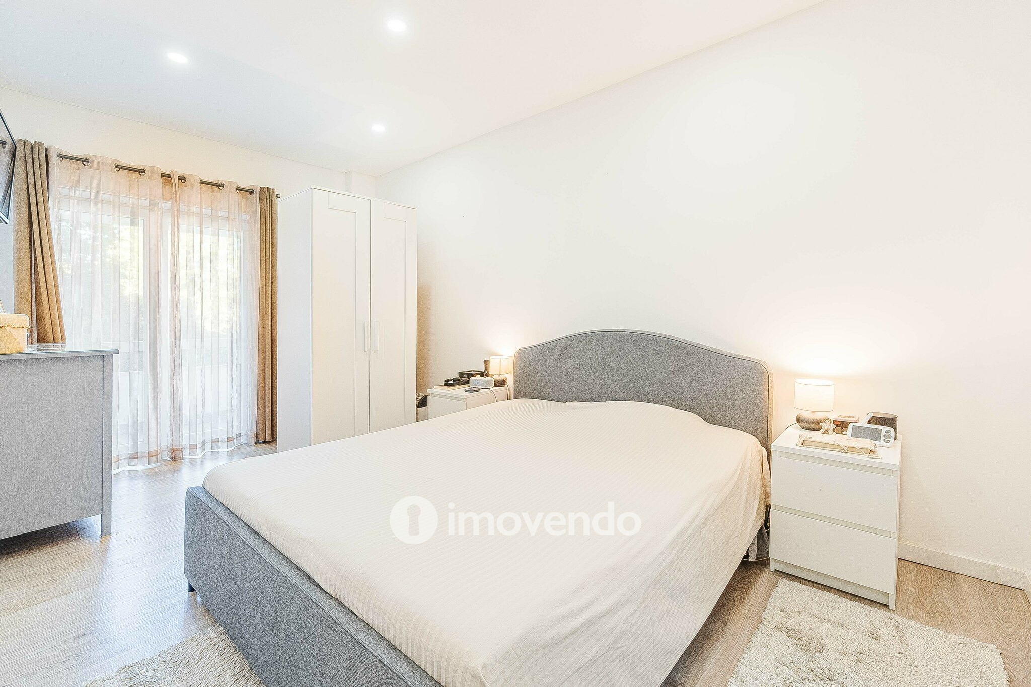 Apartamento T2, com áreas amplas e varanda, na Póvoa de Santa Iria