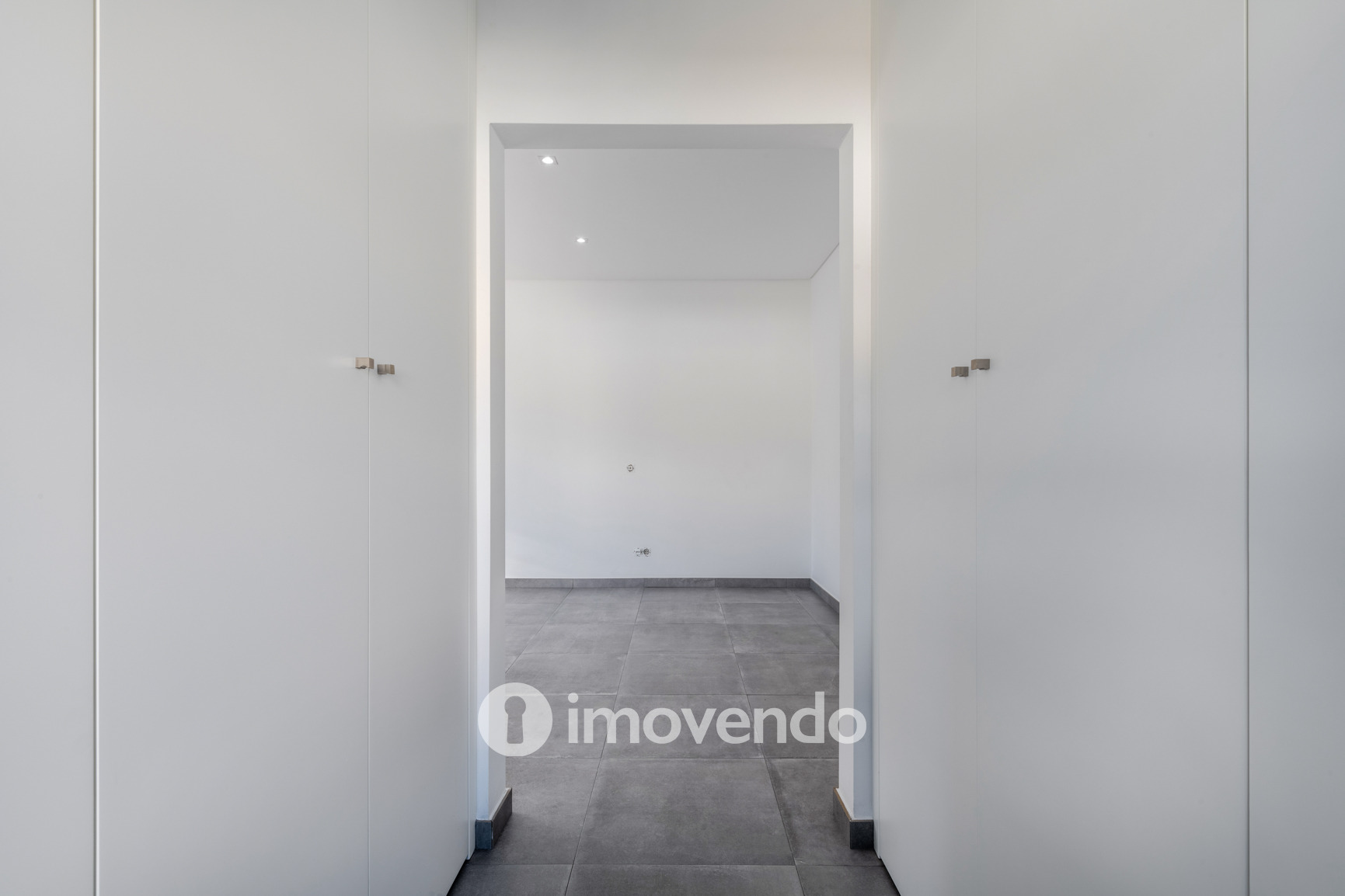 Moradia T3 moderna, com cozinha equipada e piscina, em Benafim