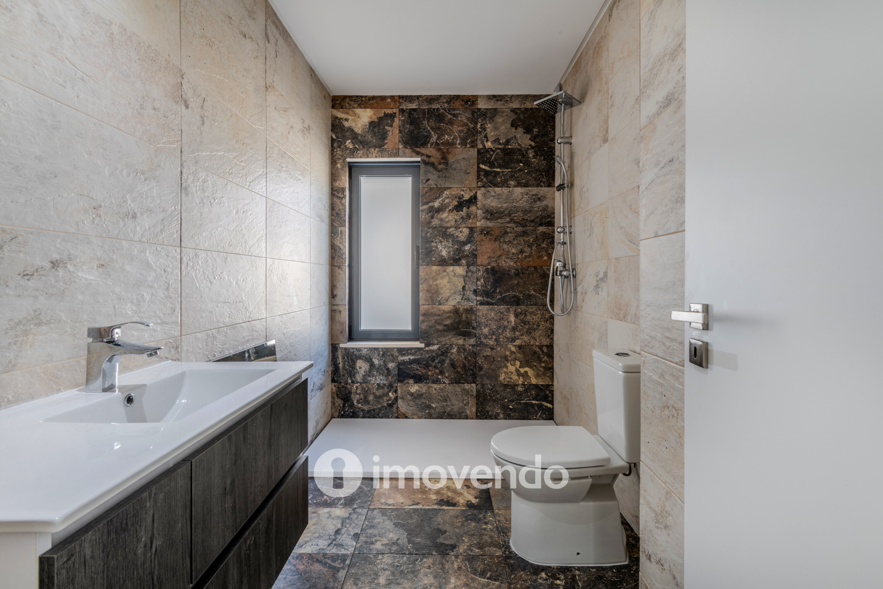 Moradia T3 moderna, com cozinha equipada e piscina, em Benafim