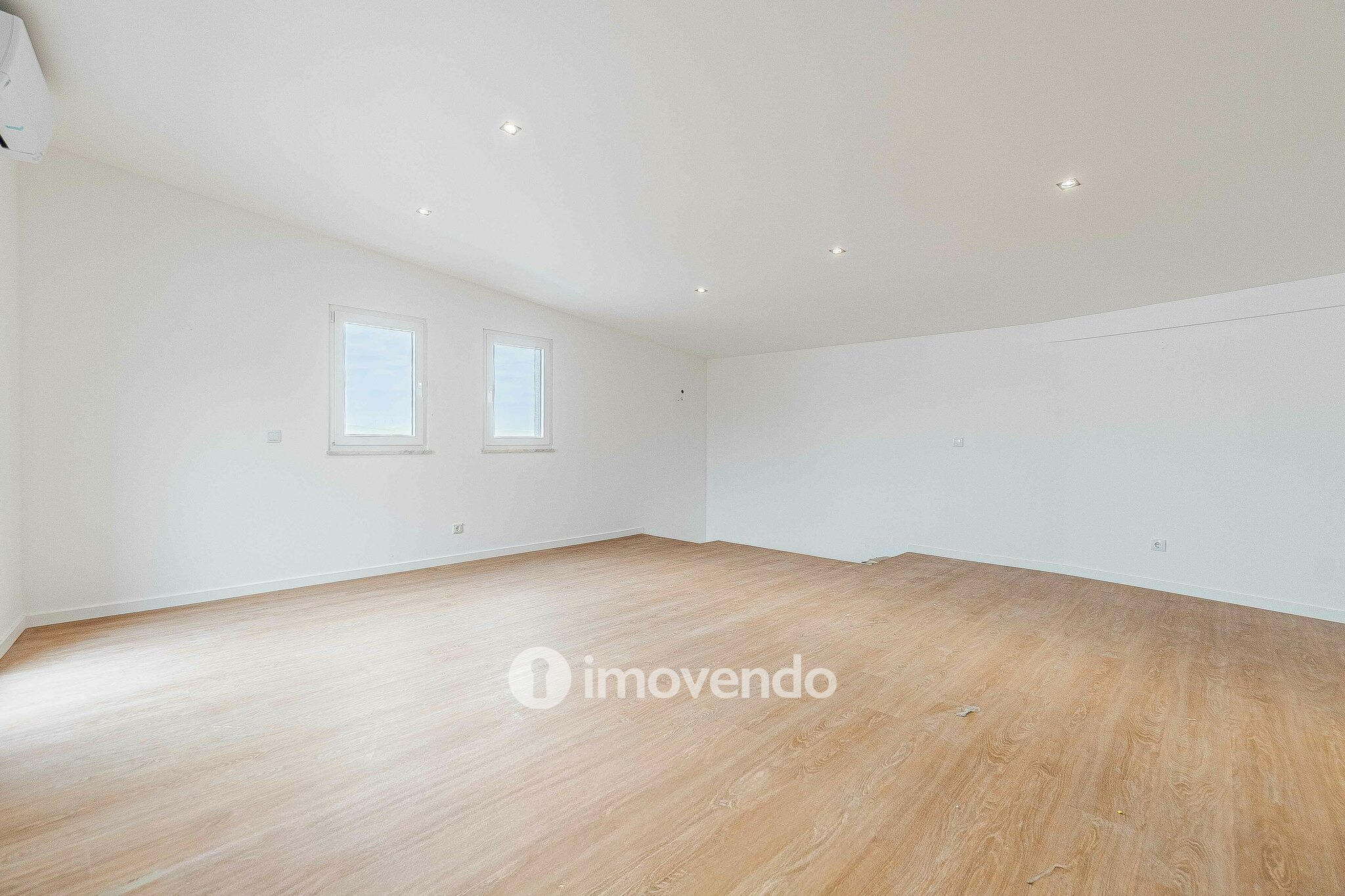 Apartamento T3 Duplex novo, com terraço e garagem, em Loures