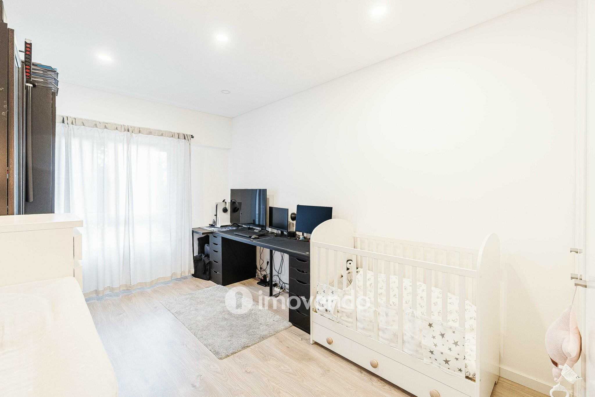 Apartamento T2, com áreas amplas e varanda, na Póvoa de Santa Iria