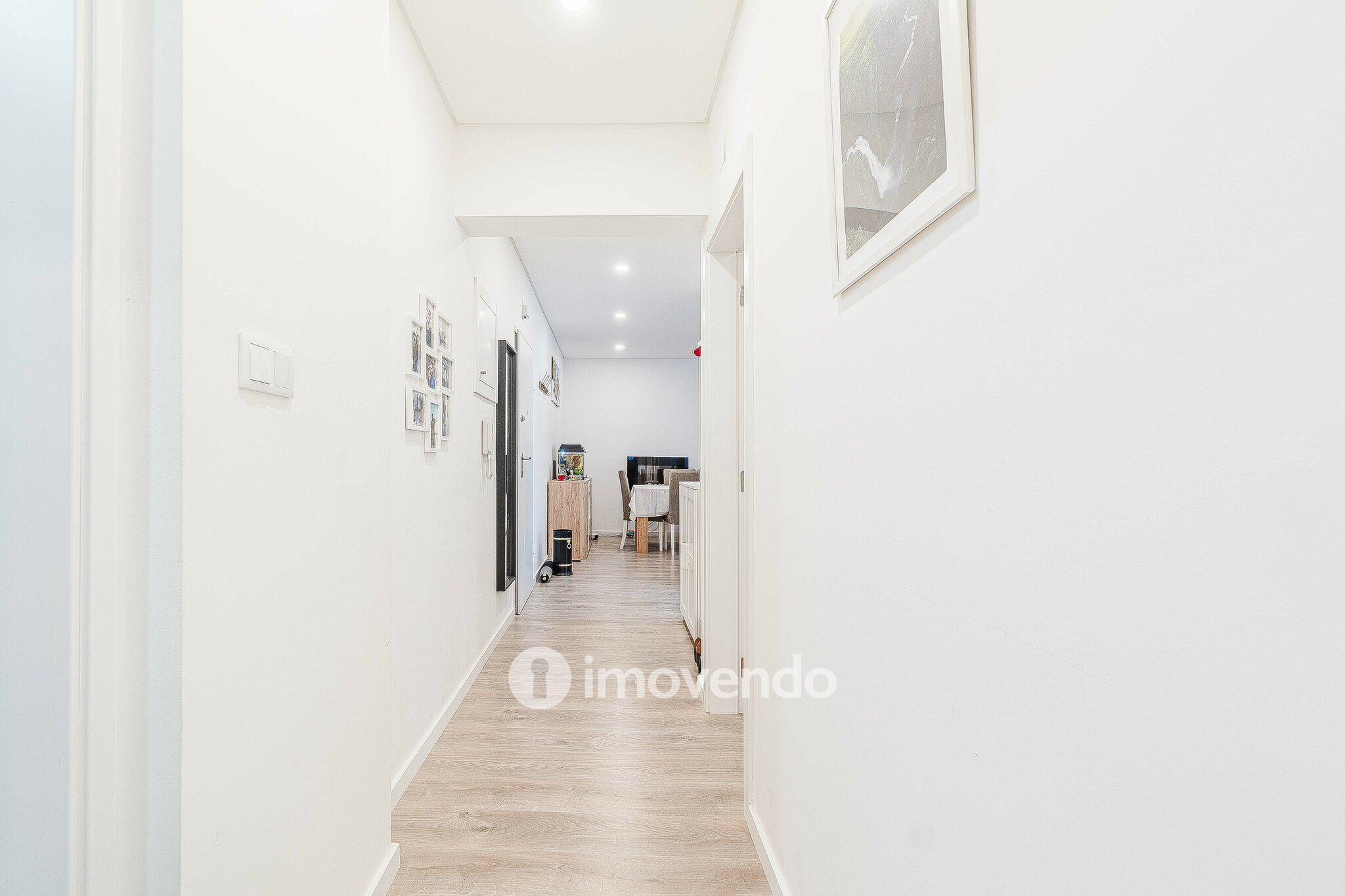 Apartamento T2, com áreas amplas e varanda, na Póvoa de Santa Iria