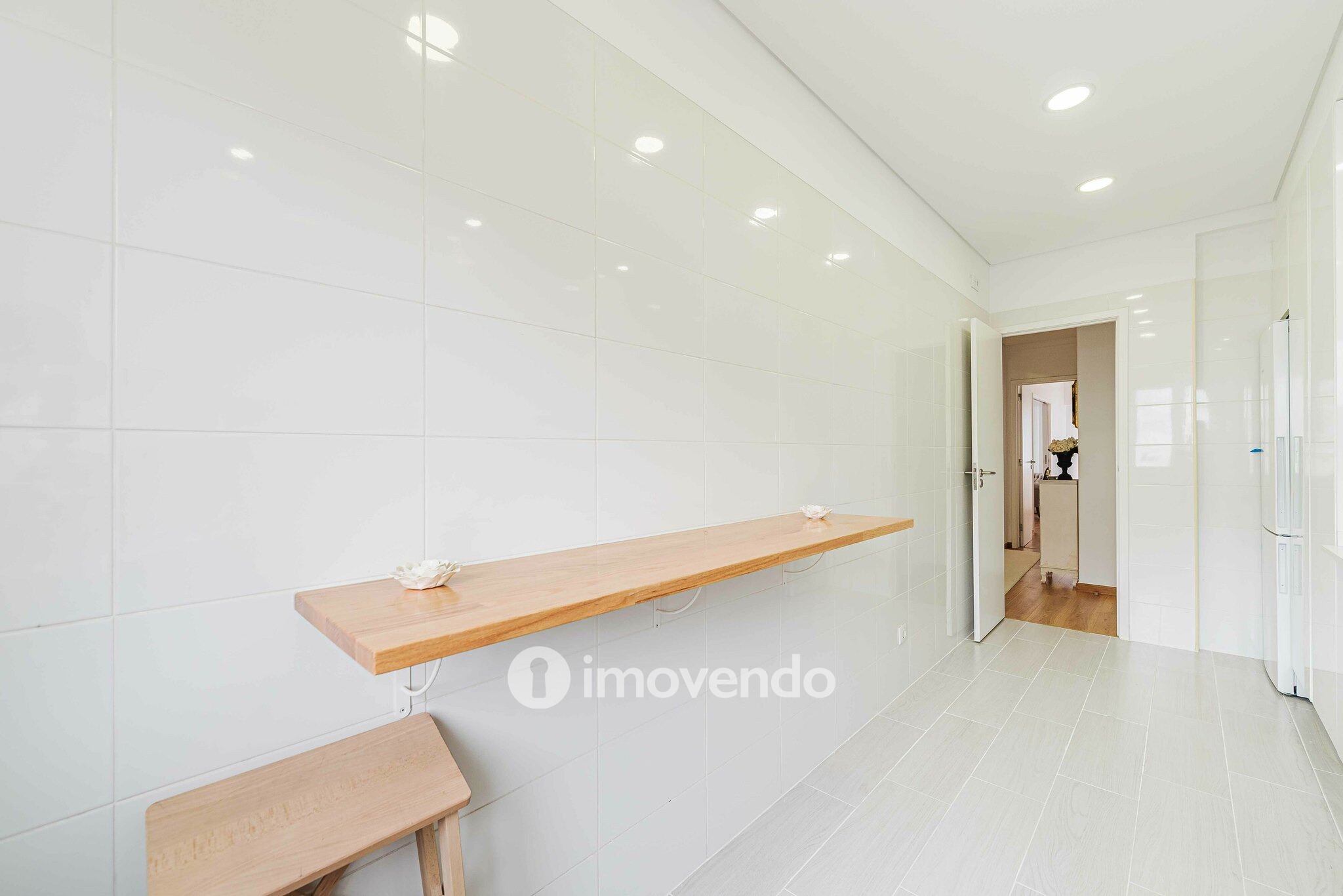 Apartamento T2 remodelado, com cozinha equipada, em Benfica