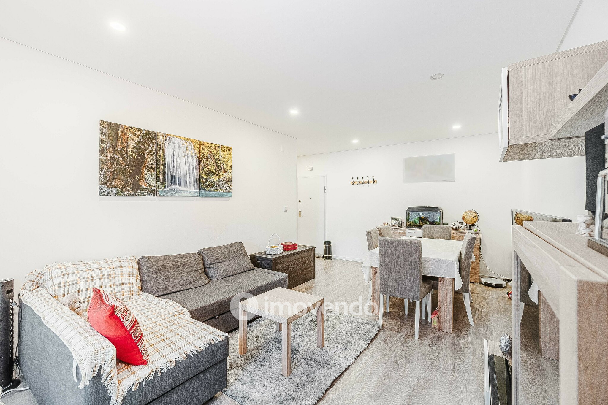 Apartamento T2, com áreas amplas e varanda, na Póvoa de Santa Iria