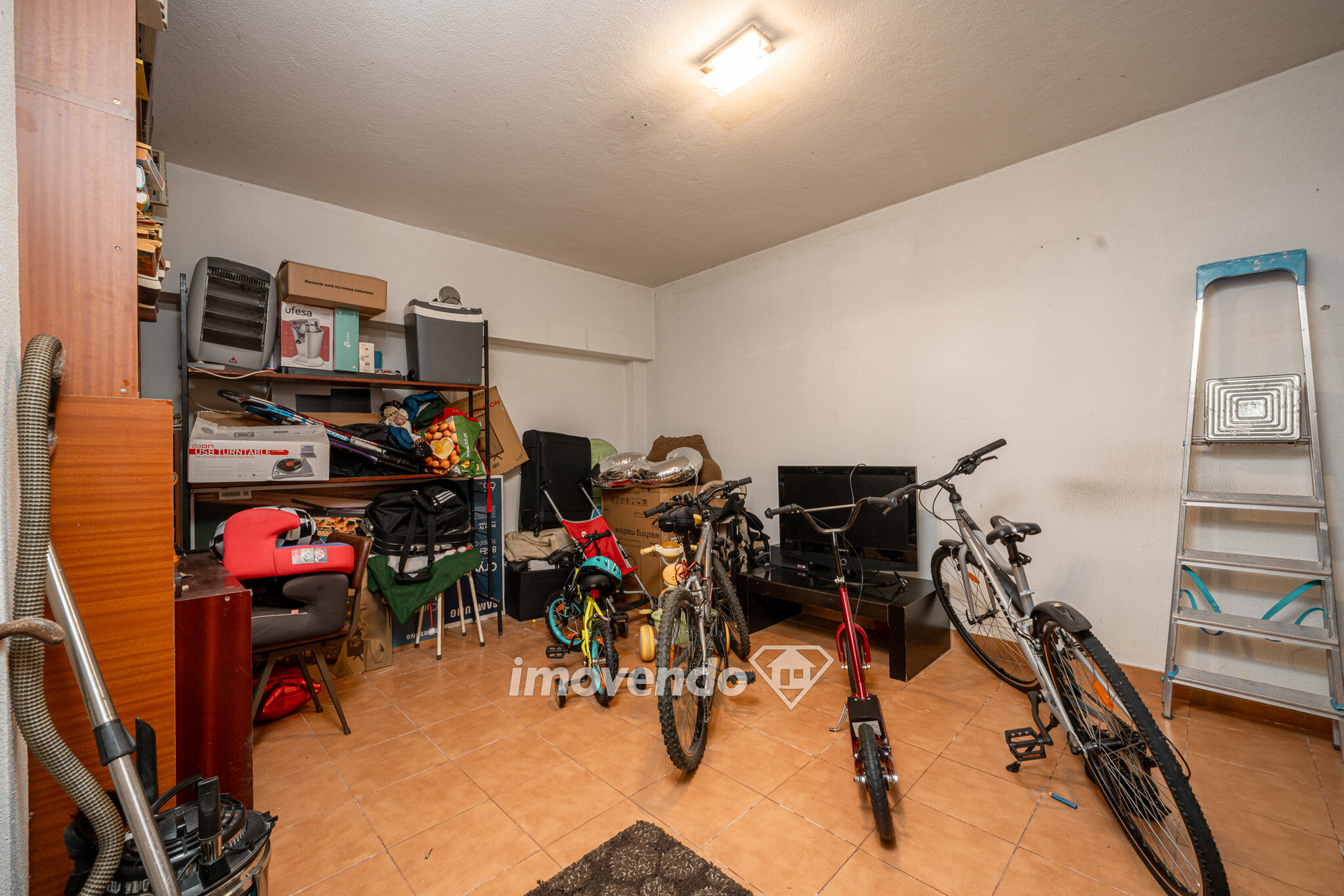 Moradia T4 com garagem, áreas amplas e bons acabamentos, em Paio Pires