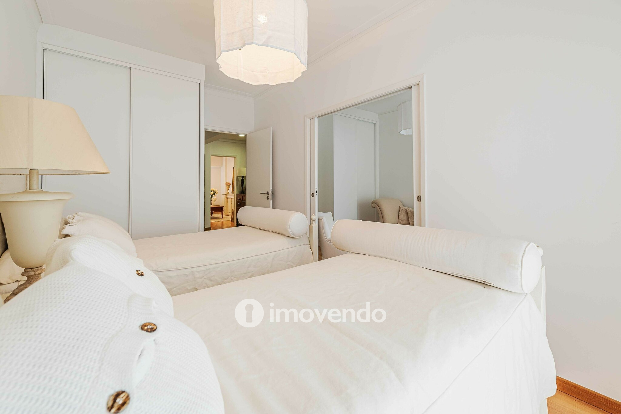 Apartamento T2 remodelado, com cozinha equipada, em Benfica