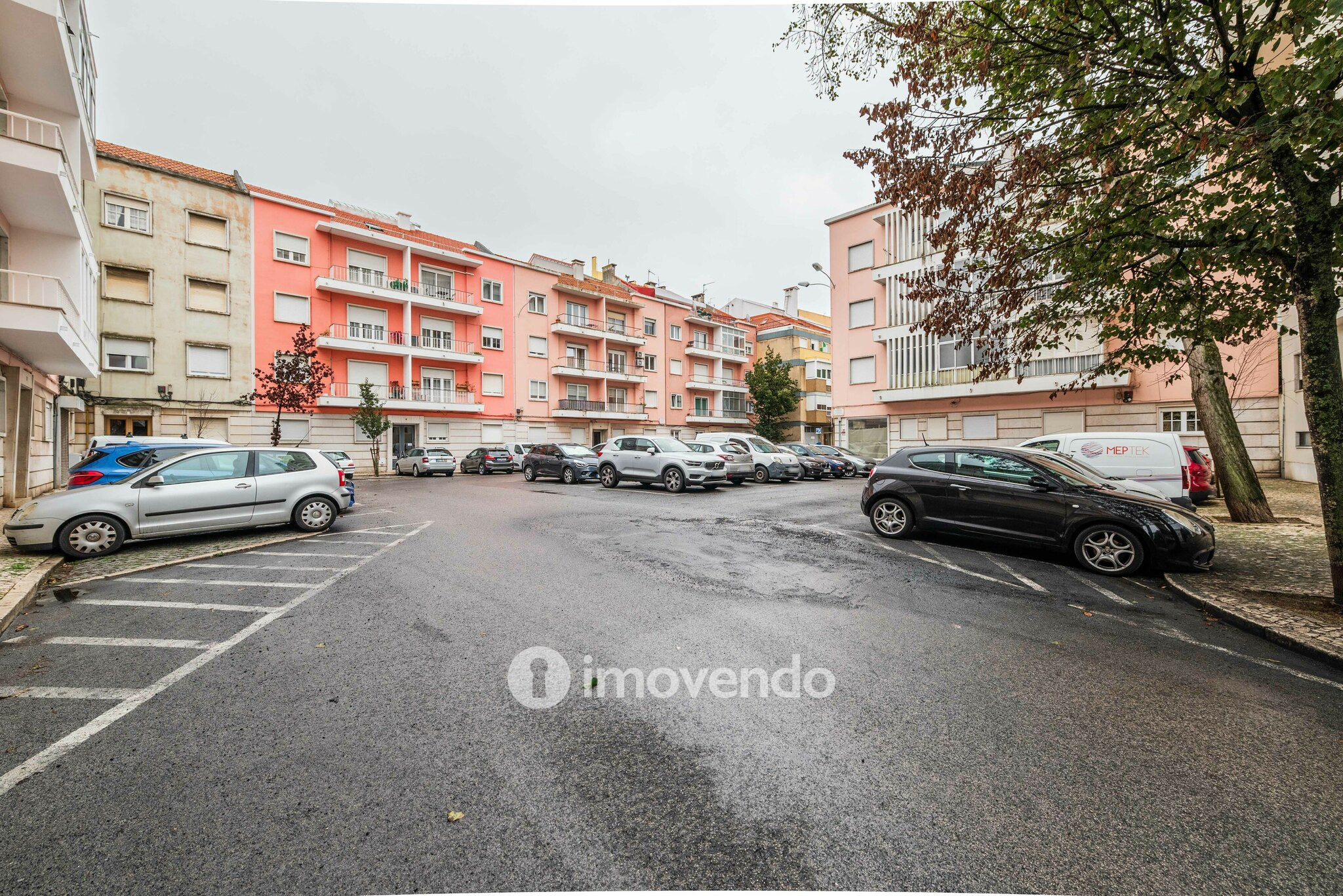 Apartamento T2 remodelado, com cozinha equipada, em Benfica