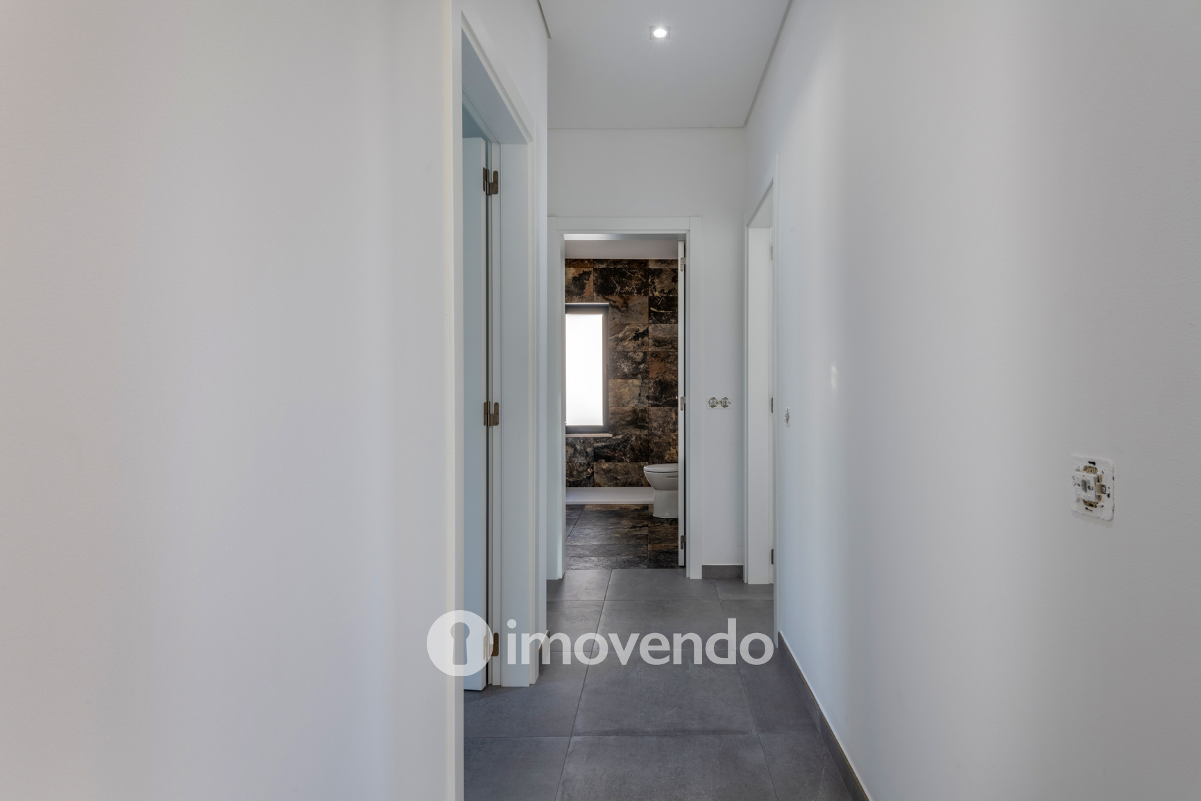 Moradia T3 moderna, com cozinha equipada e piscina, em Benafim