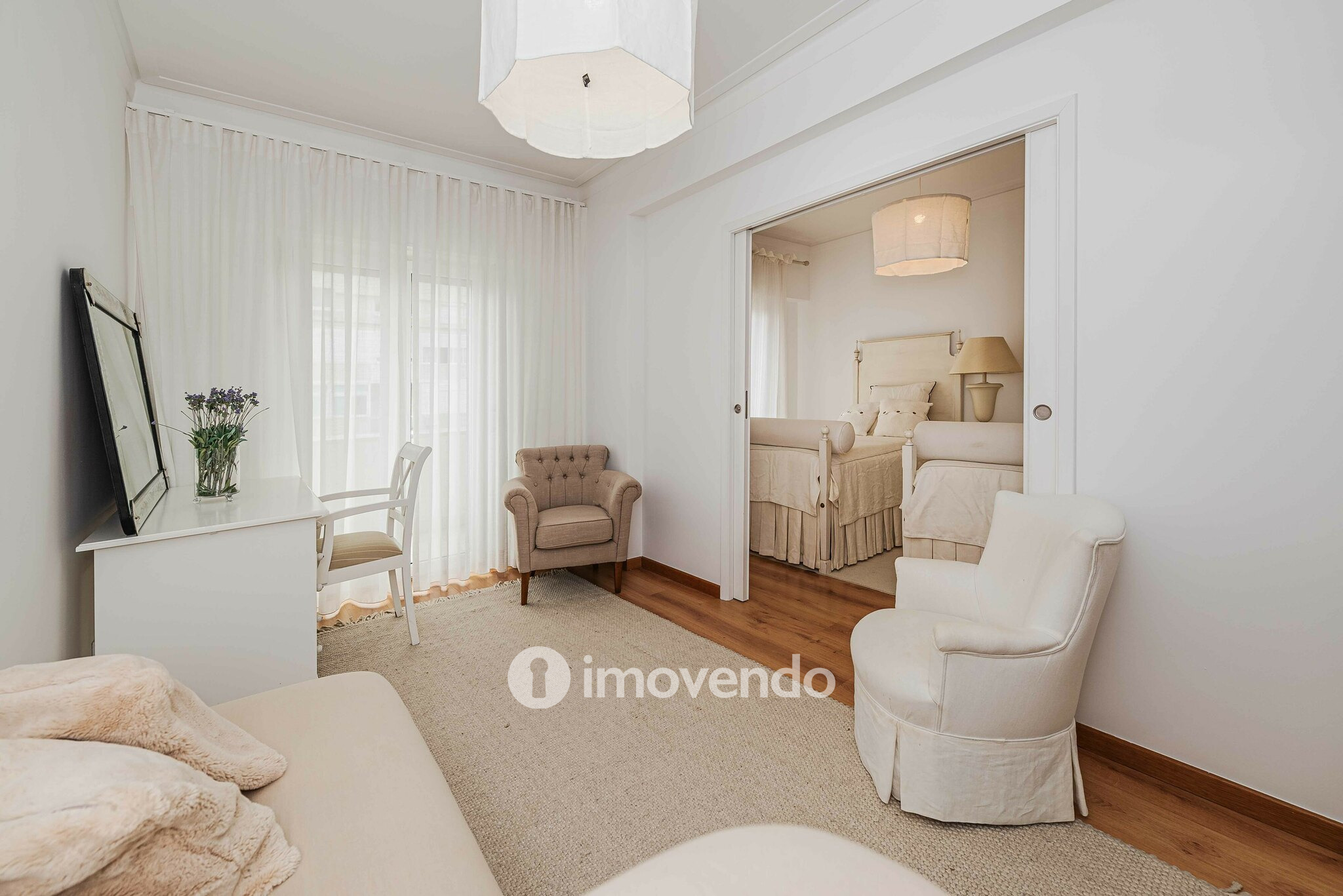 Apartamento T2 remodelado, com cozinha equipada, em Benfica