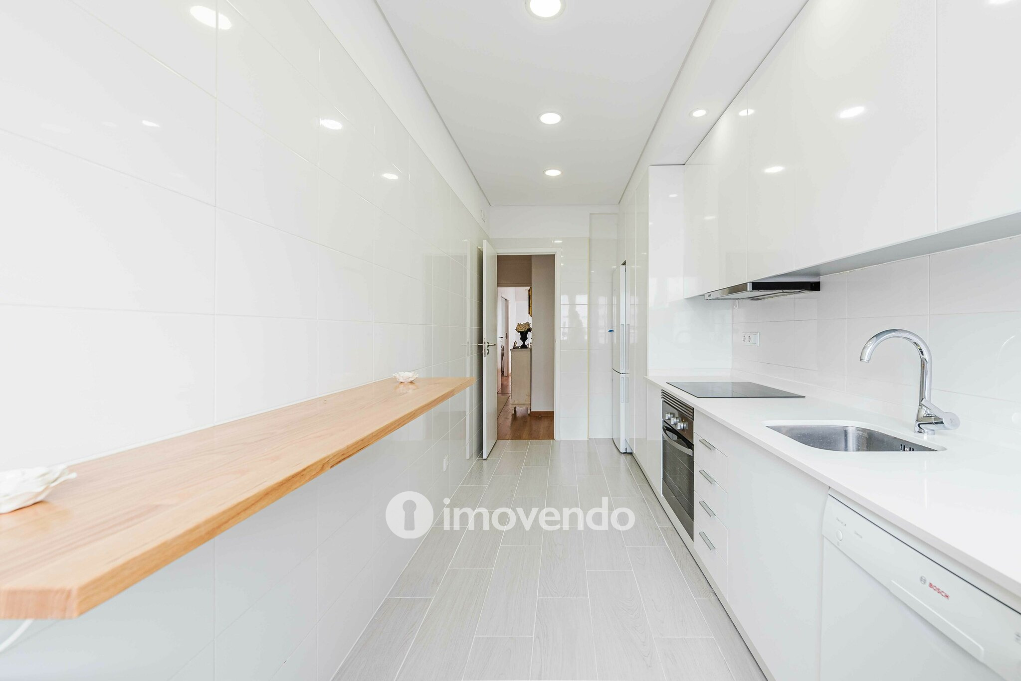 Apartamento T2 remodelado, com cozinha equipada, em Benfica