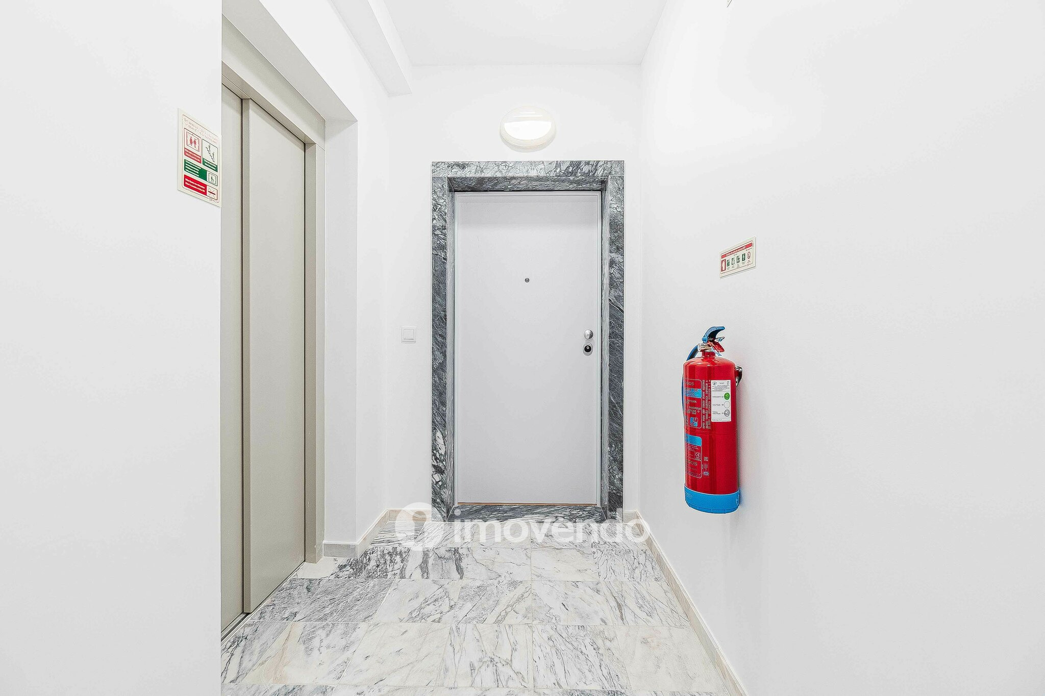 Apartamento T3 Duplex novo, com terraço e garagem, em Loures