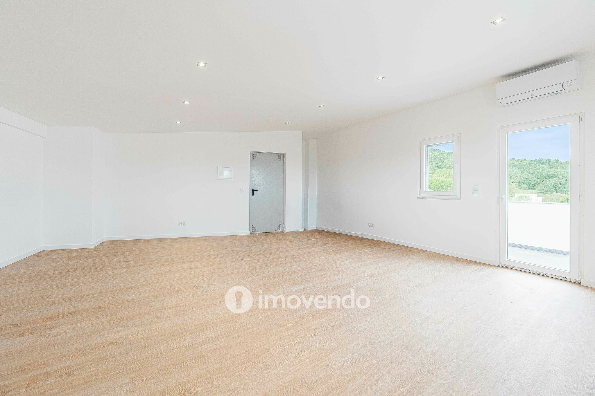 Apartamento T3 Duplex novo, com terraço e garagem, em Loures