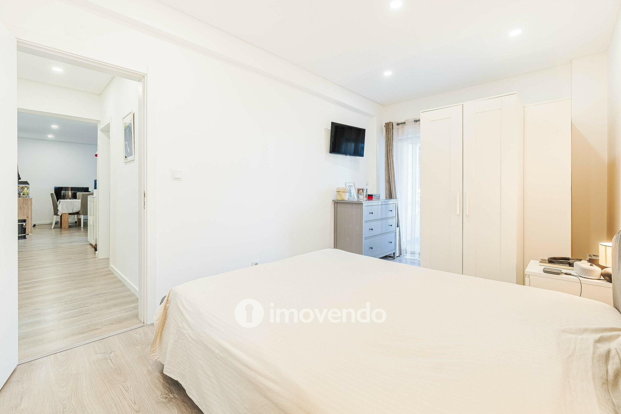 Apartamento T2, com áreas amplas e varanda, na Póvoa de Santa Iria