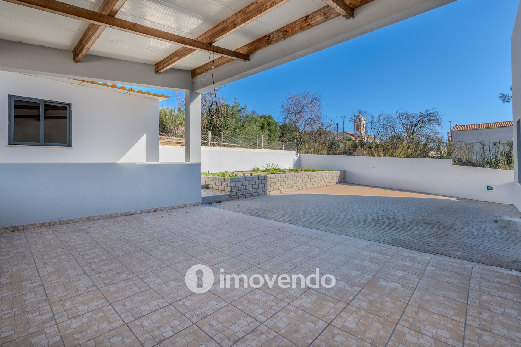 Moradia T3 moderna, com cozinha equipada e piscina, em Benafim