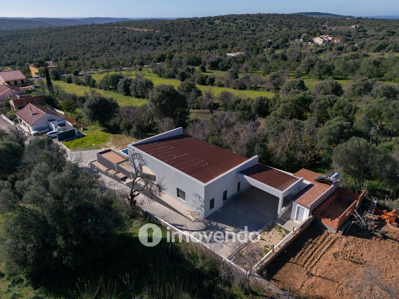 Moradia T3 moderna, com cozinha equipada e piscina, em Benafim