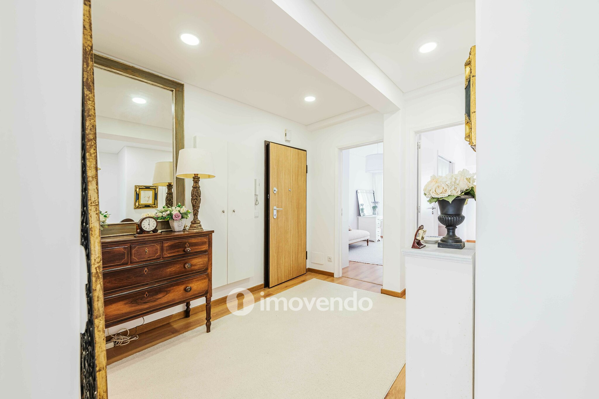 Apartamento T2 remodelado, com cozinha equipada, em Benfica