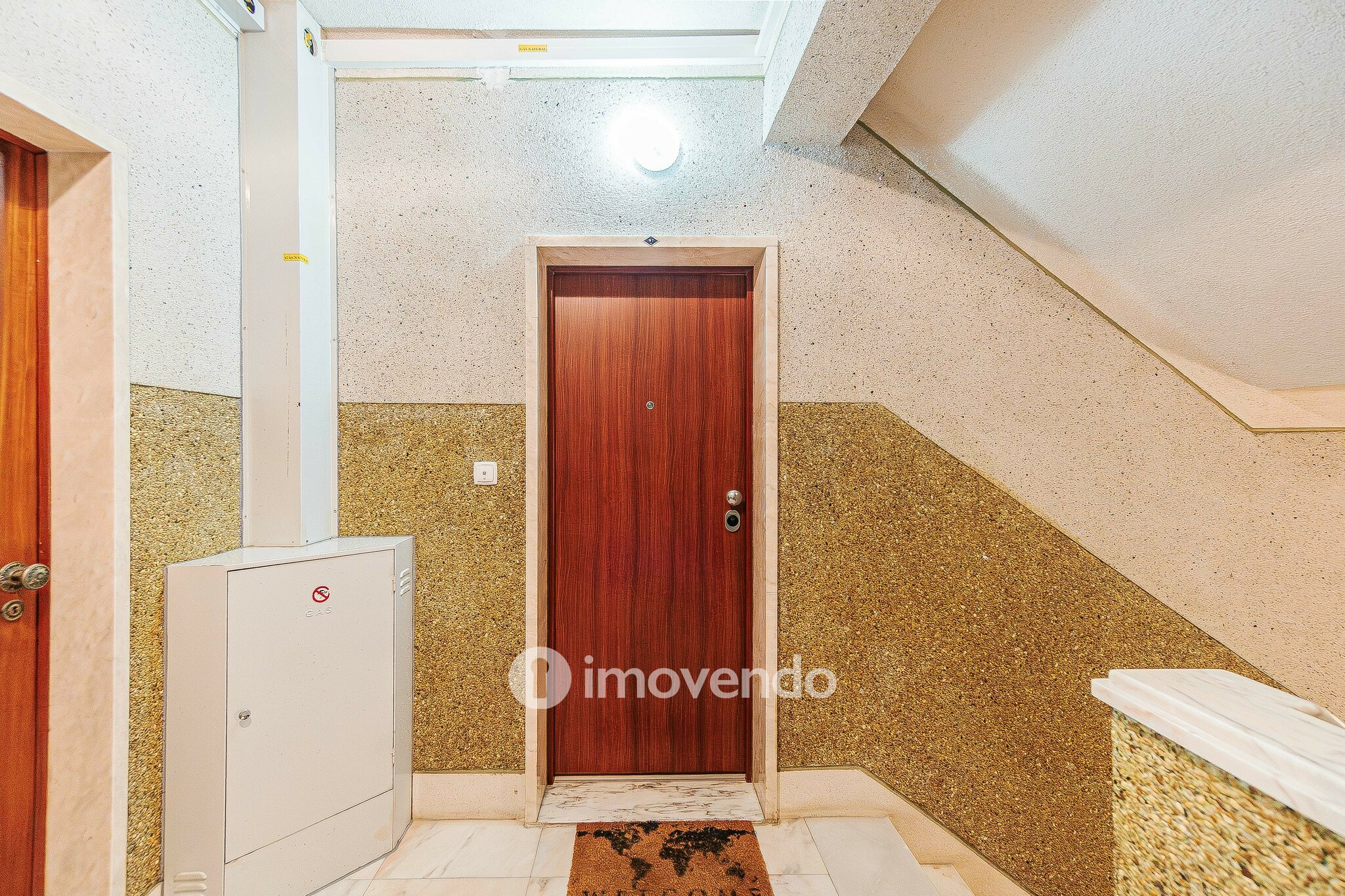Apartamento T2, com áreas amplas e varanda, na Póvoa de Santa Iria