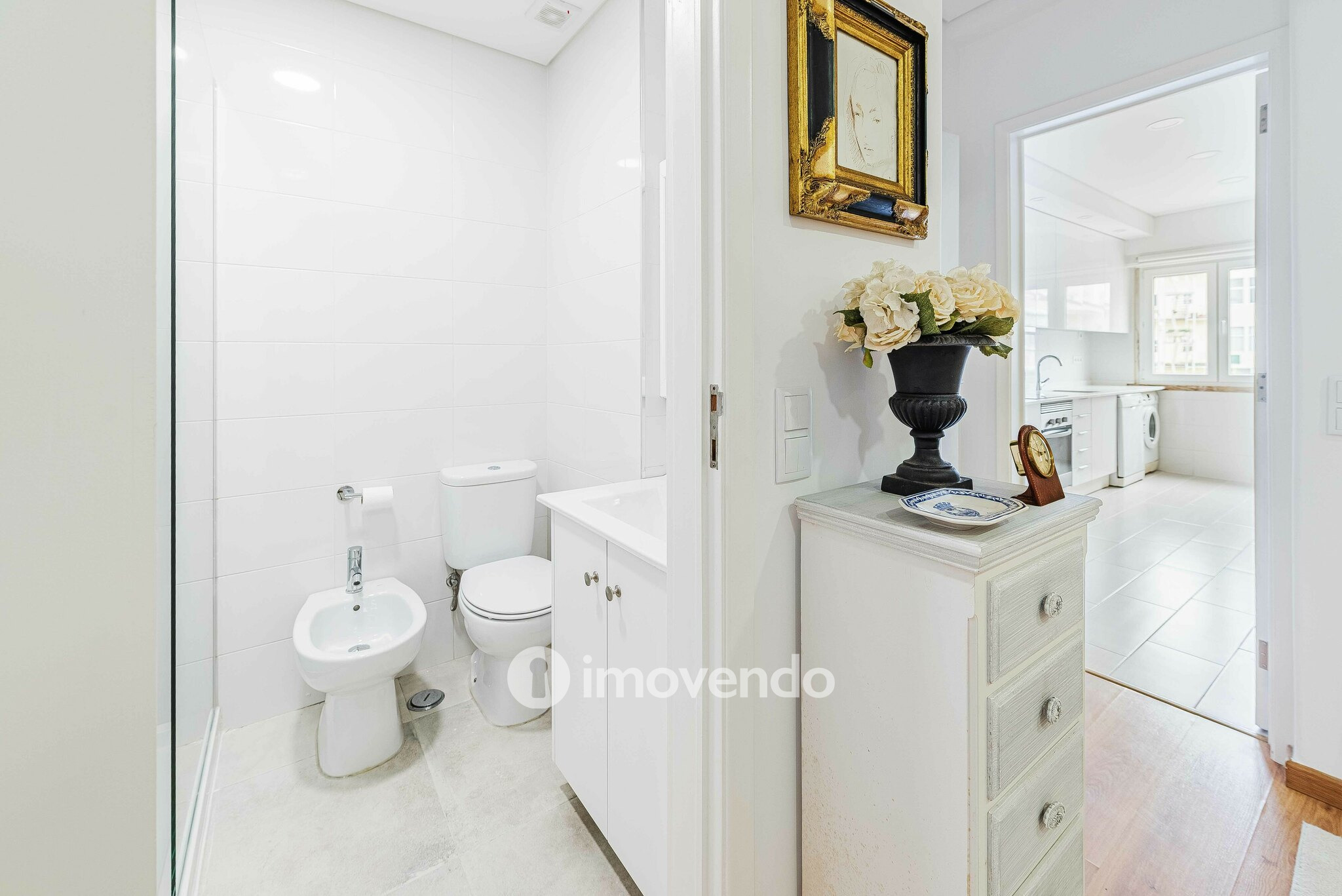 Apartamento T2 remodelado, com cozinha equipada, em Benfica