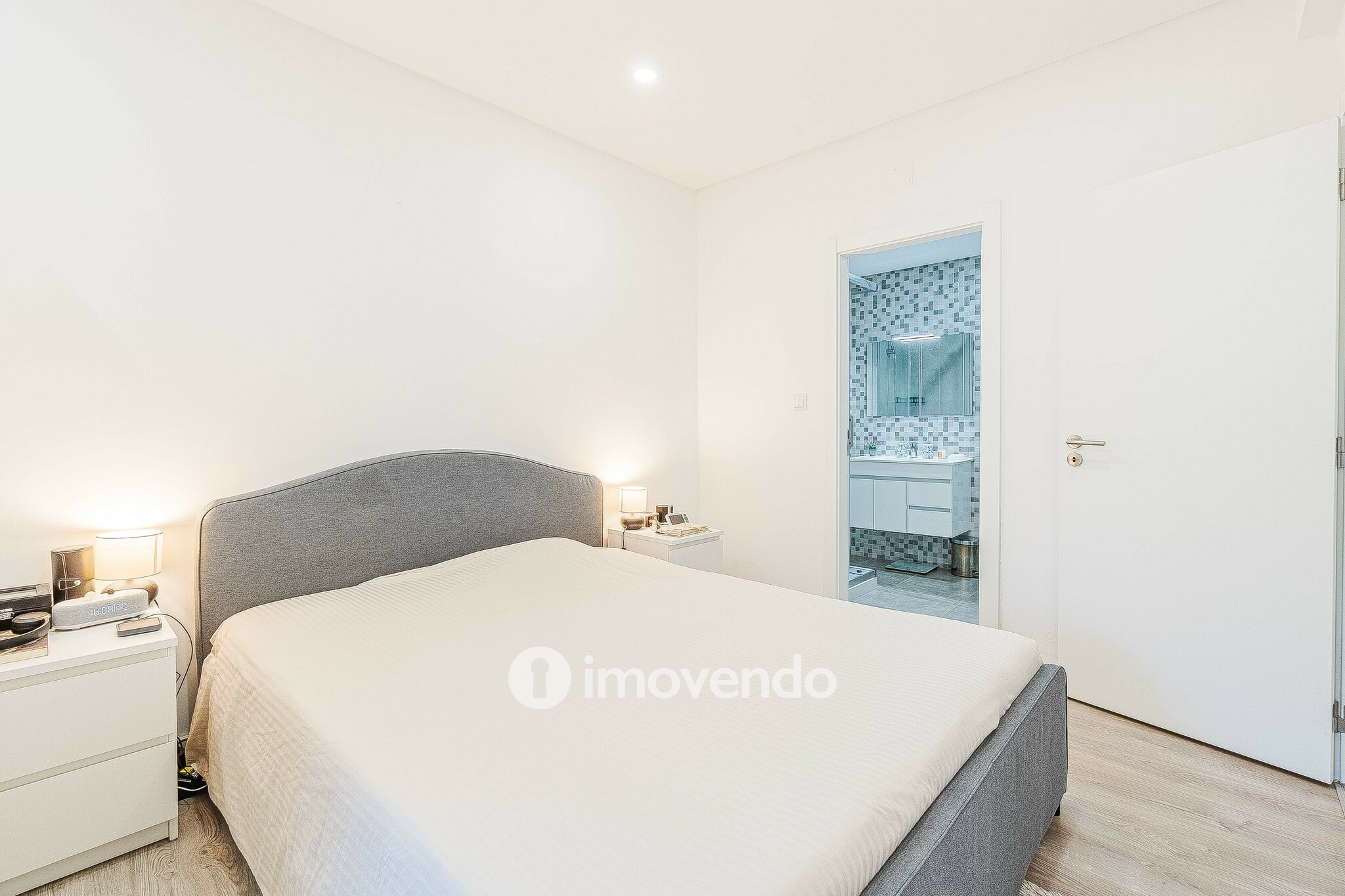 Apartamento T2, com áreas amplas e varanda, na Póvoa de Santa Iria