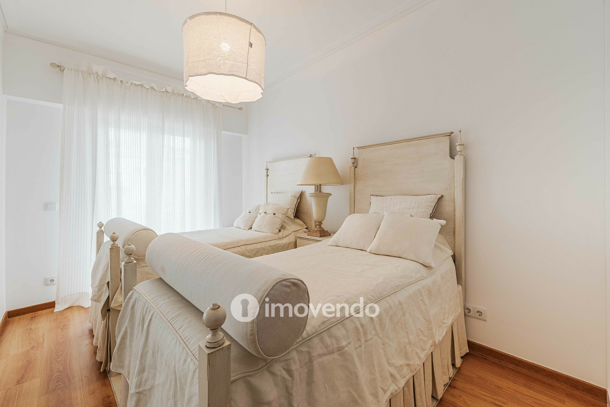 Apartamento T2 remodelado, com cozinha equipada, em Benfica