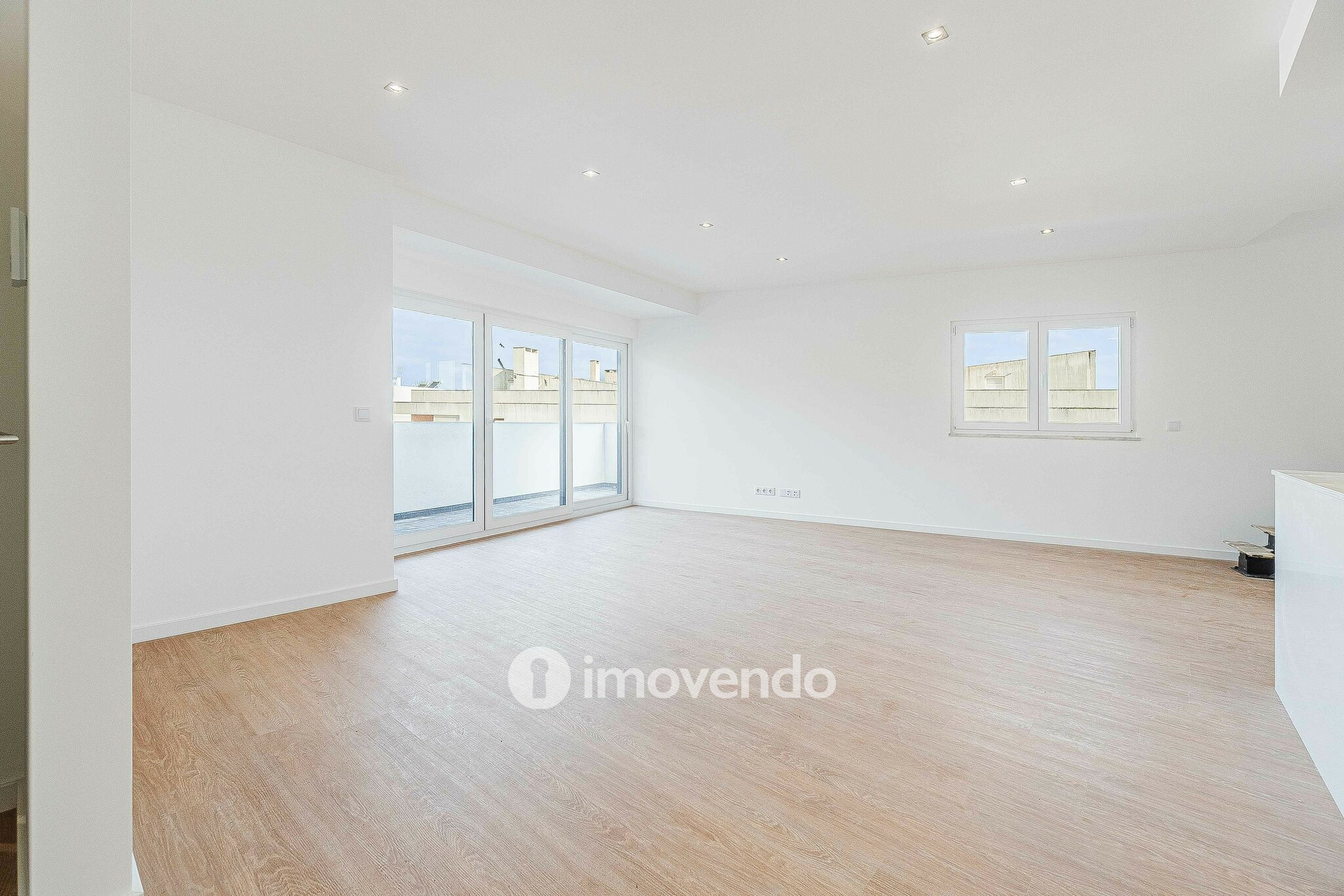 Apartamento T3 Duplex novo, com terraço e garagem, em Loures