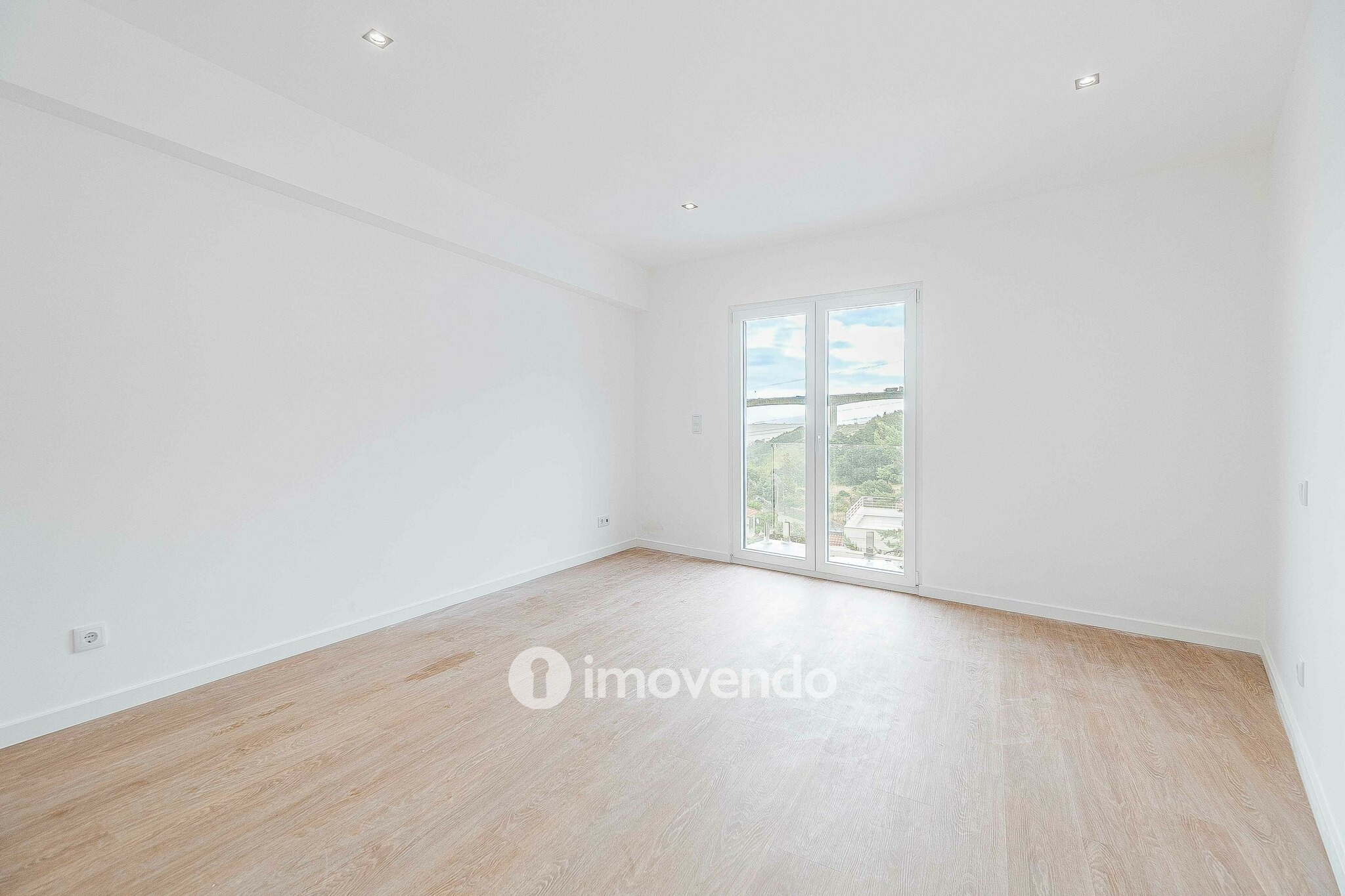 Apartamento T3 Duplex novo, com terraço e garagem, em Loures