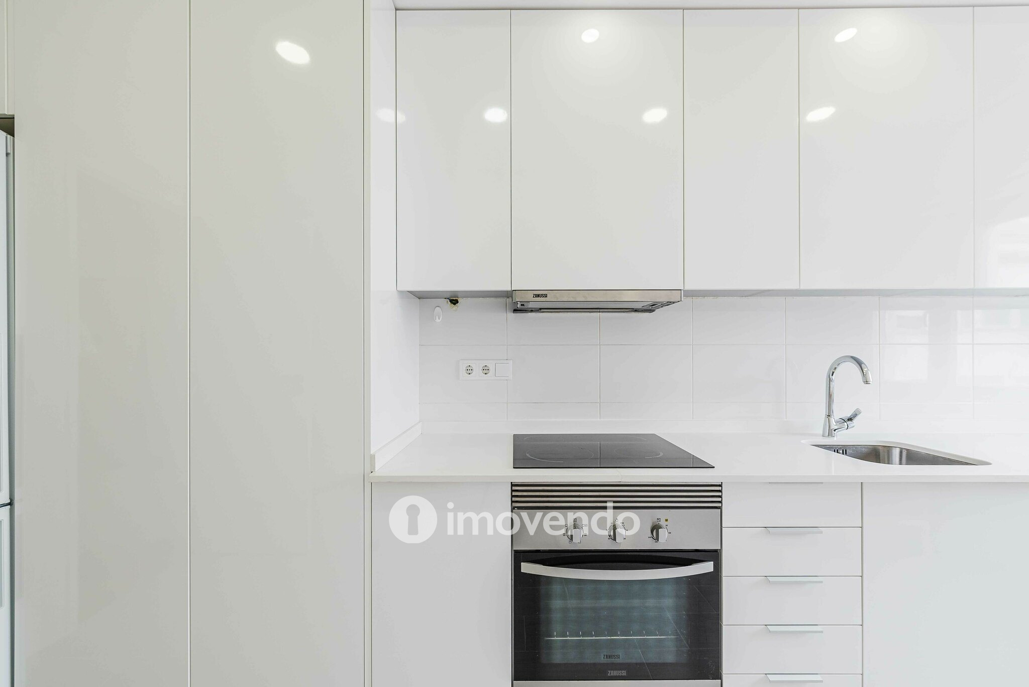 Apartamento T2 remodelado, com cozinha equipada, em Benfica