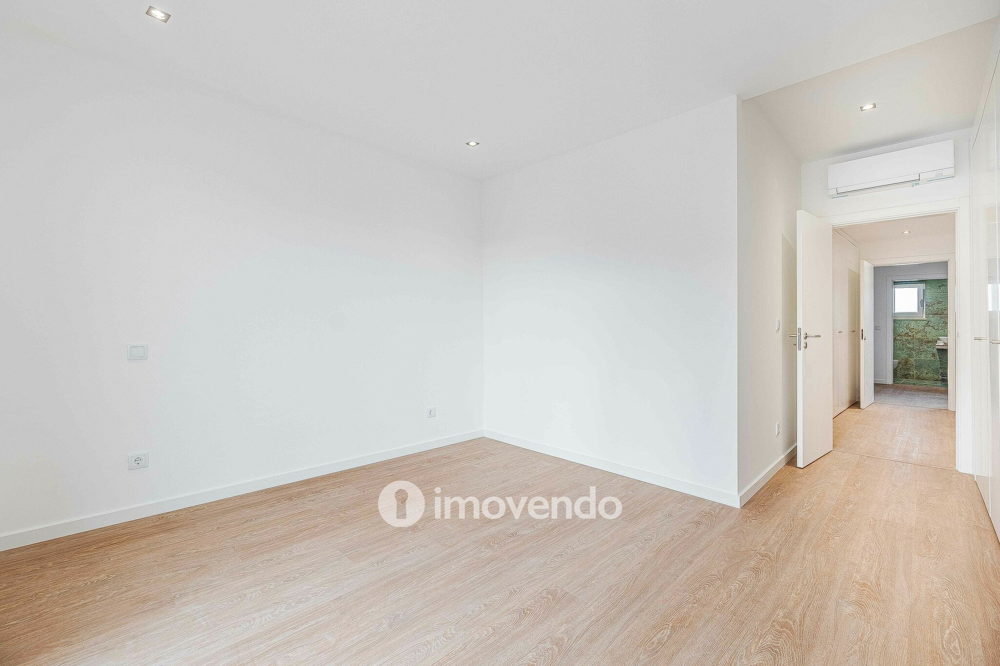 Apartamento T3 Duplex novo, com terraço e garagem, em Loures